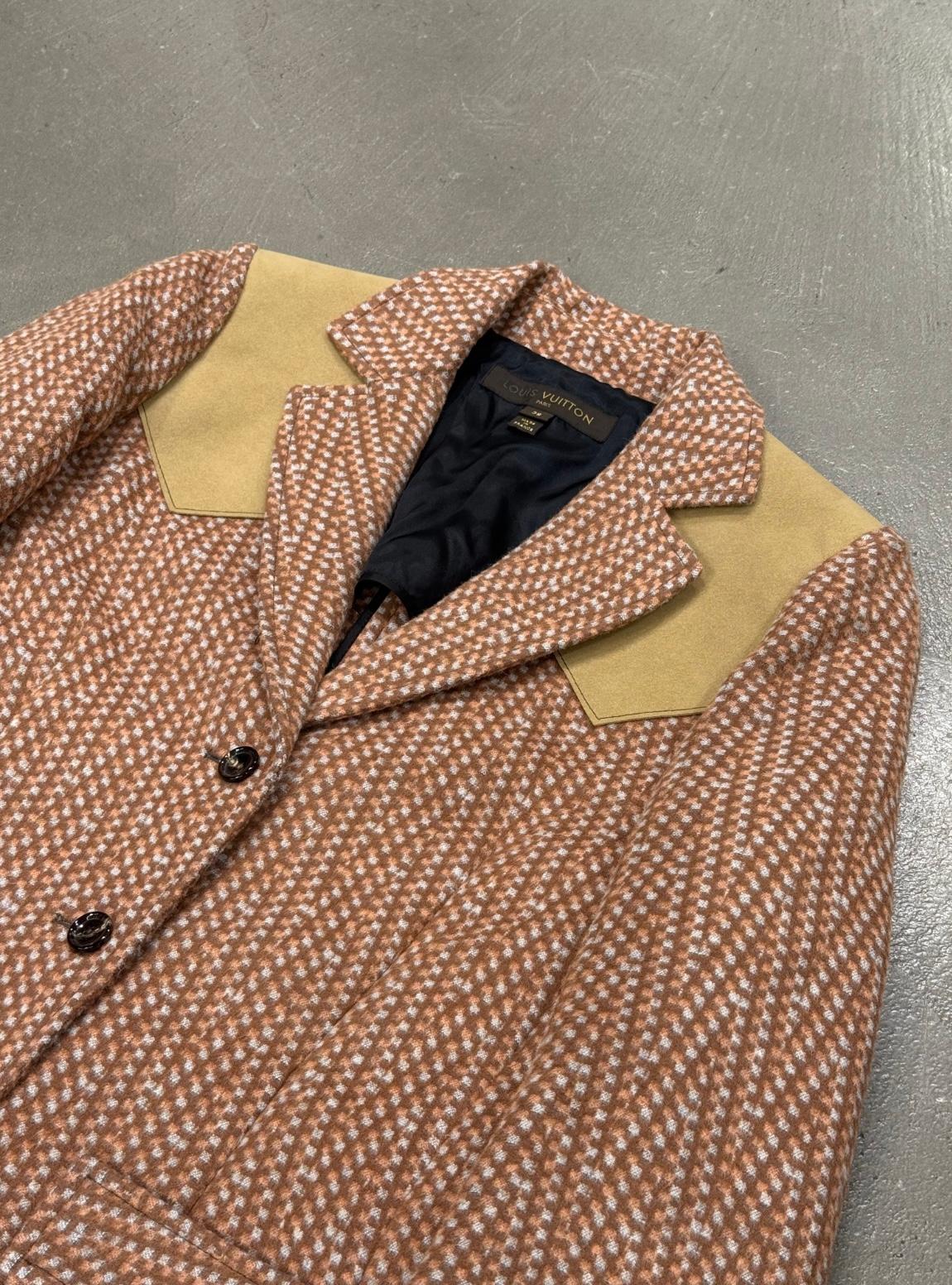 Giacca blazer pied-de-poule anni 2000 di Louis Vuitton by Marc Jacobs con spalla in pelle scamosciata In condizioni ottime in vendita a Milano, Lombardia