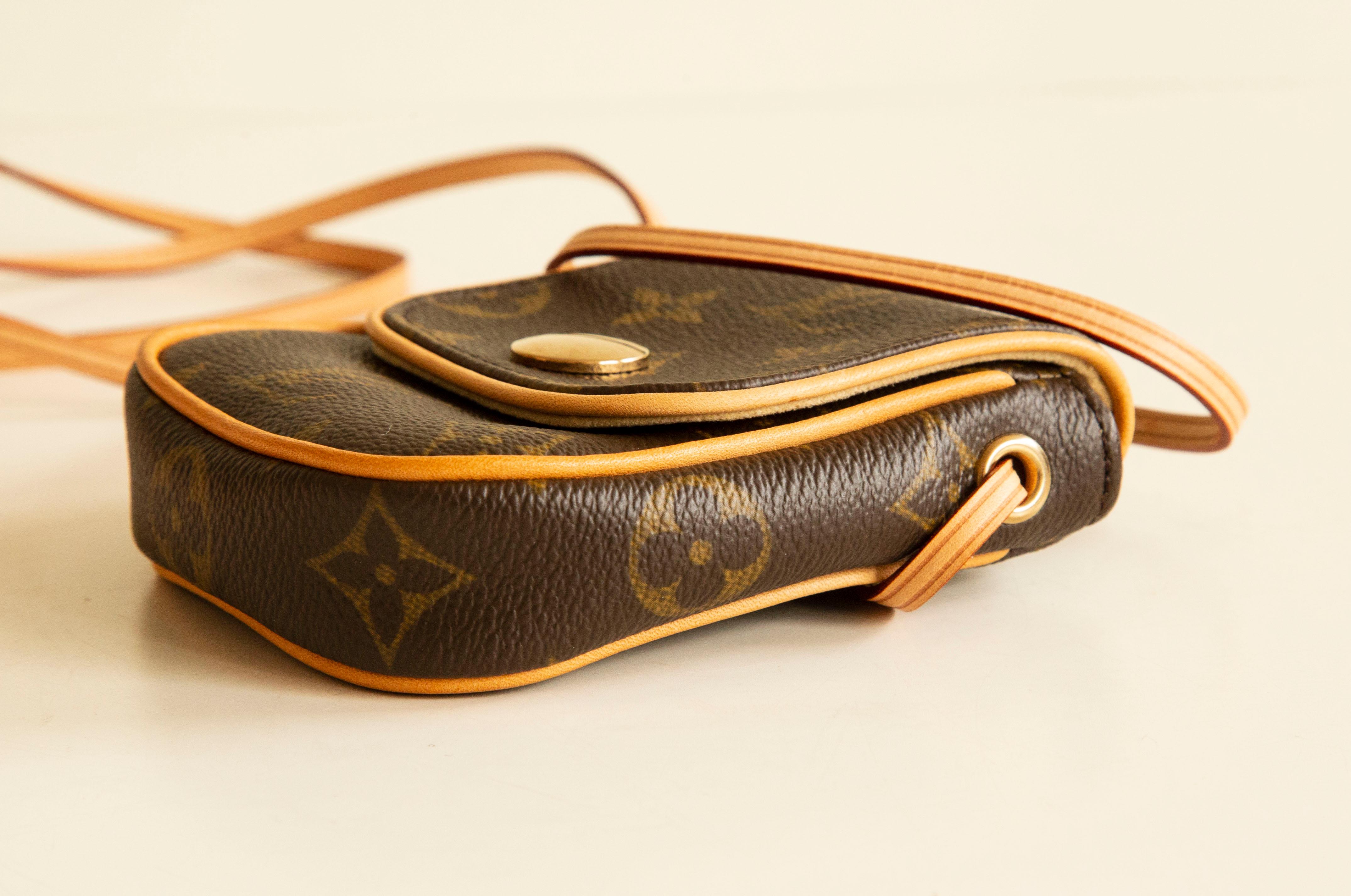 Women's or Men's 2000s Louis Vuitton Can Cun Crossbody Mini Bag in Brown Monogram Coated Canvas For Sale