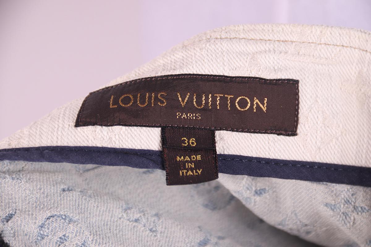 2000S LOUIS VUITTON 
Cotton 100%
Denim LV Logo Monogram 
Cotton mini skirt 2007

size 36

very good condition