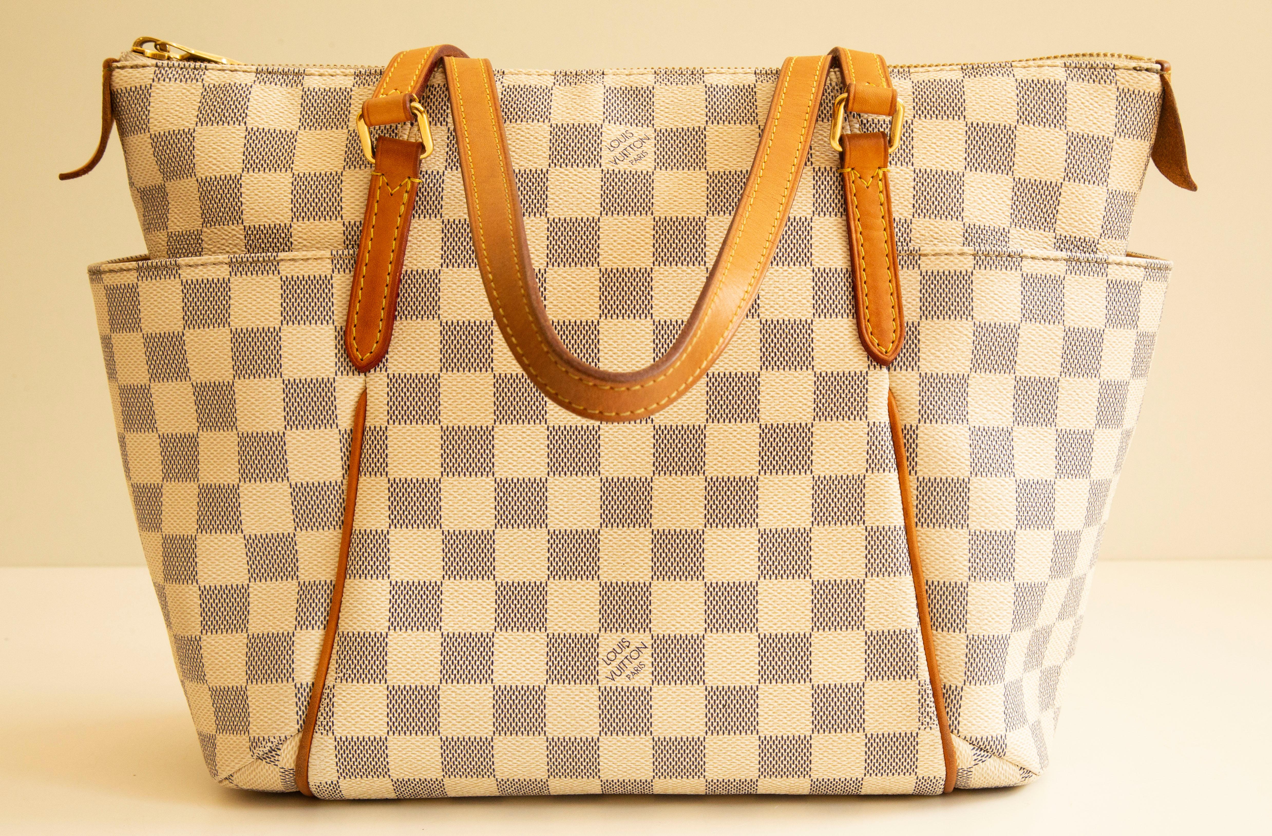 Louis Vuitton Totally PM In Damier Azur coated canvas with a tan leather trim and gold toned hardware. The bag is from 2014 and shows moderate to its age signs of use. There are no damages or special issues to be mentioned. No dust bag or cards. The