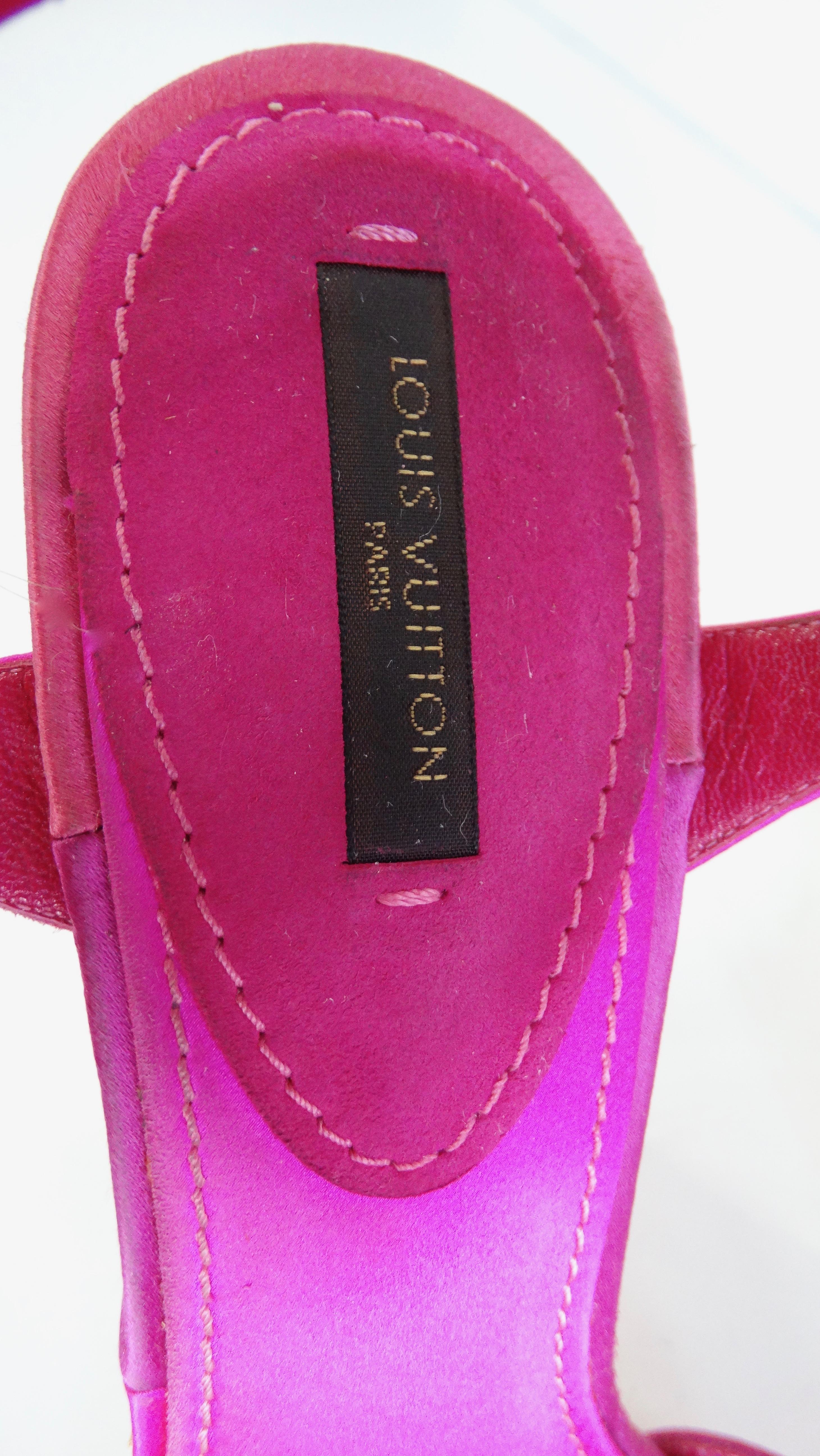 Women's or Men's Louis Vuitton 2000s Fuchsia Satin Pumps With Textured Gold Heels For Sale