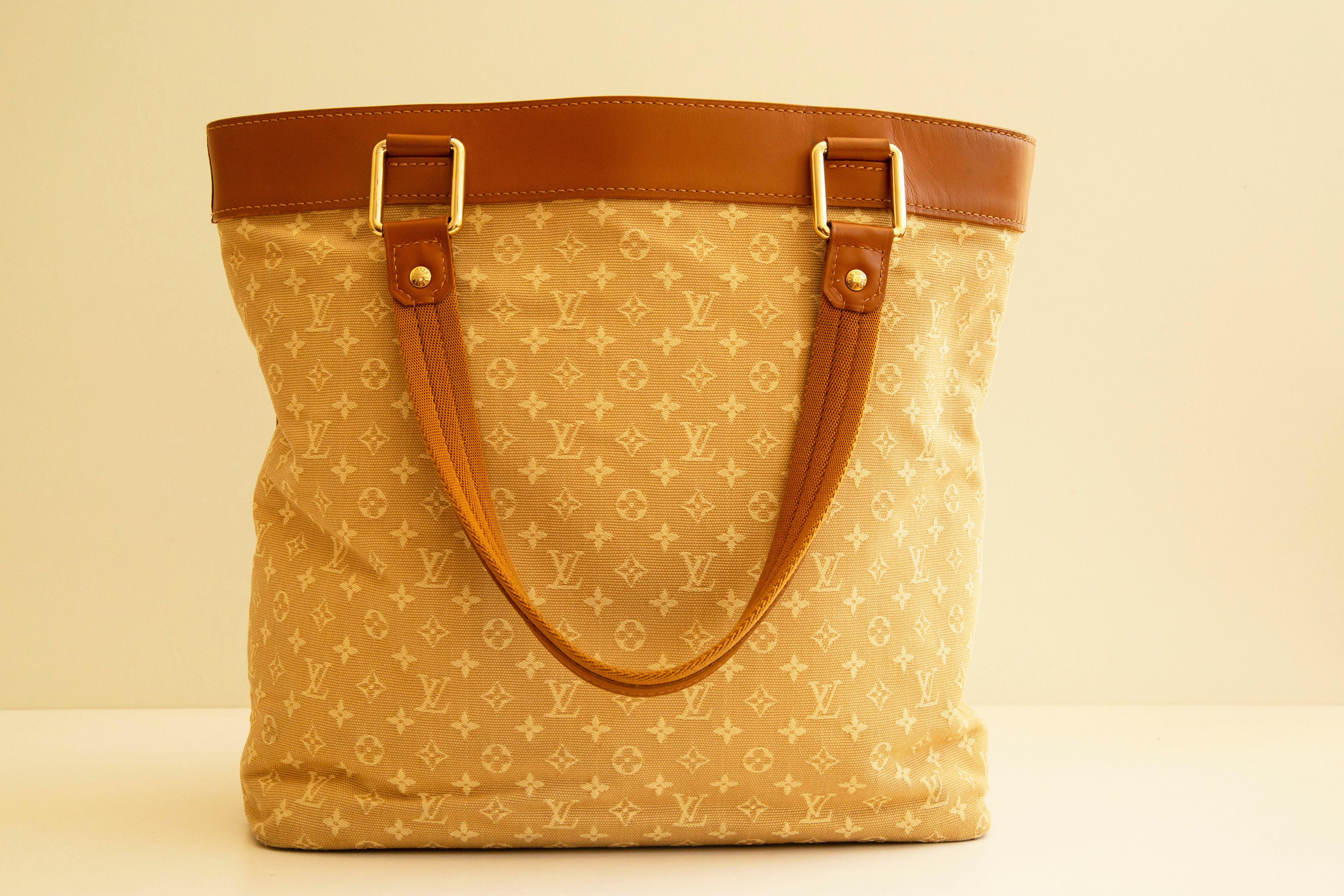Women's or Men's 2000s Louis Vuitton Lucille Monogram Tote Shoulder Bag For Sale