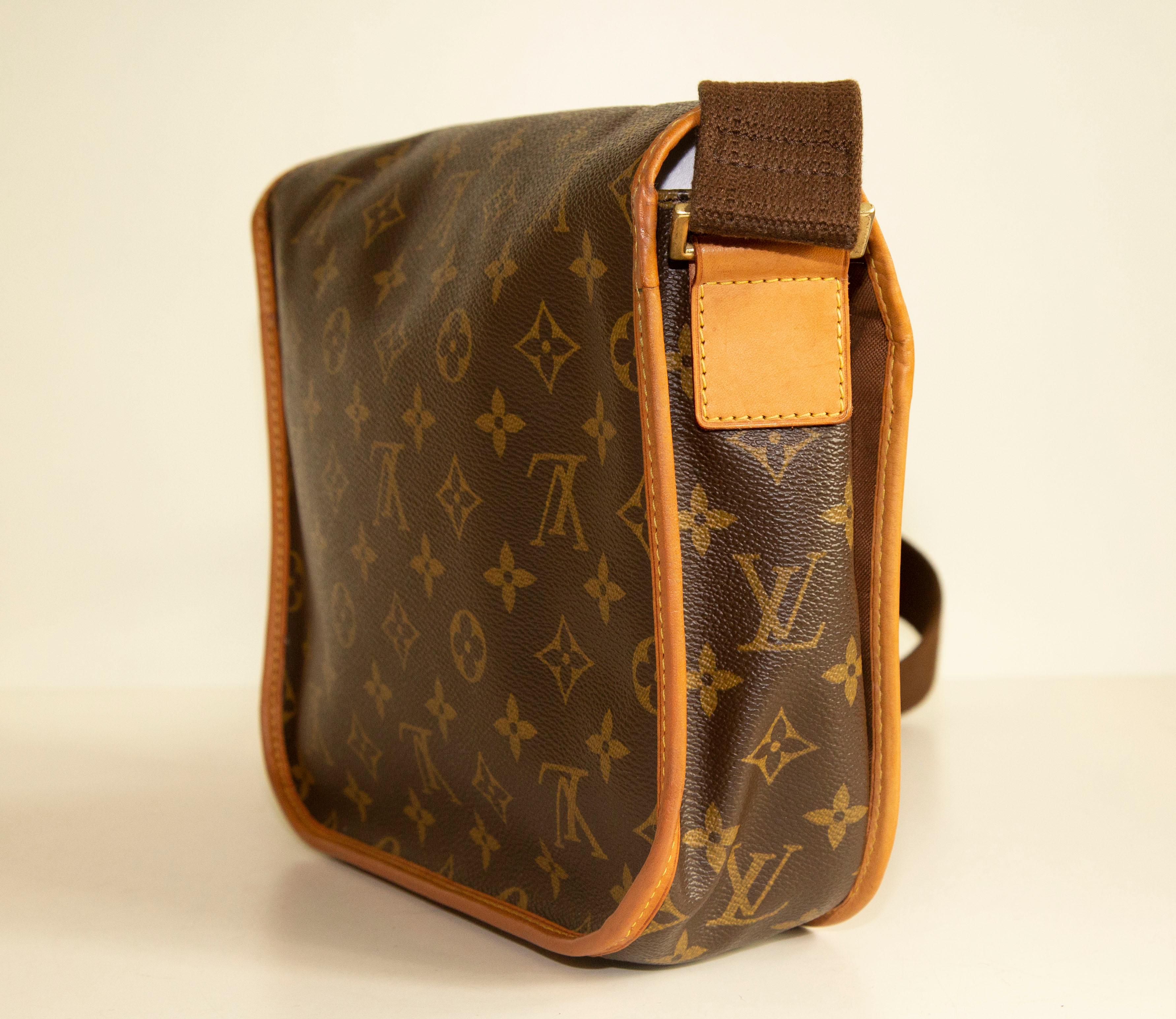 A vintage unisex Louis Vuitton Messenger Bosphore PM shoulder bag. The bag is made of brown monogram coated canvas. It features the Vechetta leather trim and brown canvas shoulder strap. The shoulder strap is in length adjustable (max. 160 cm). The