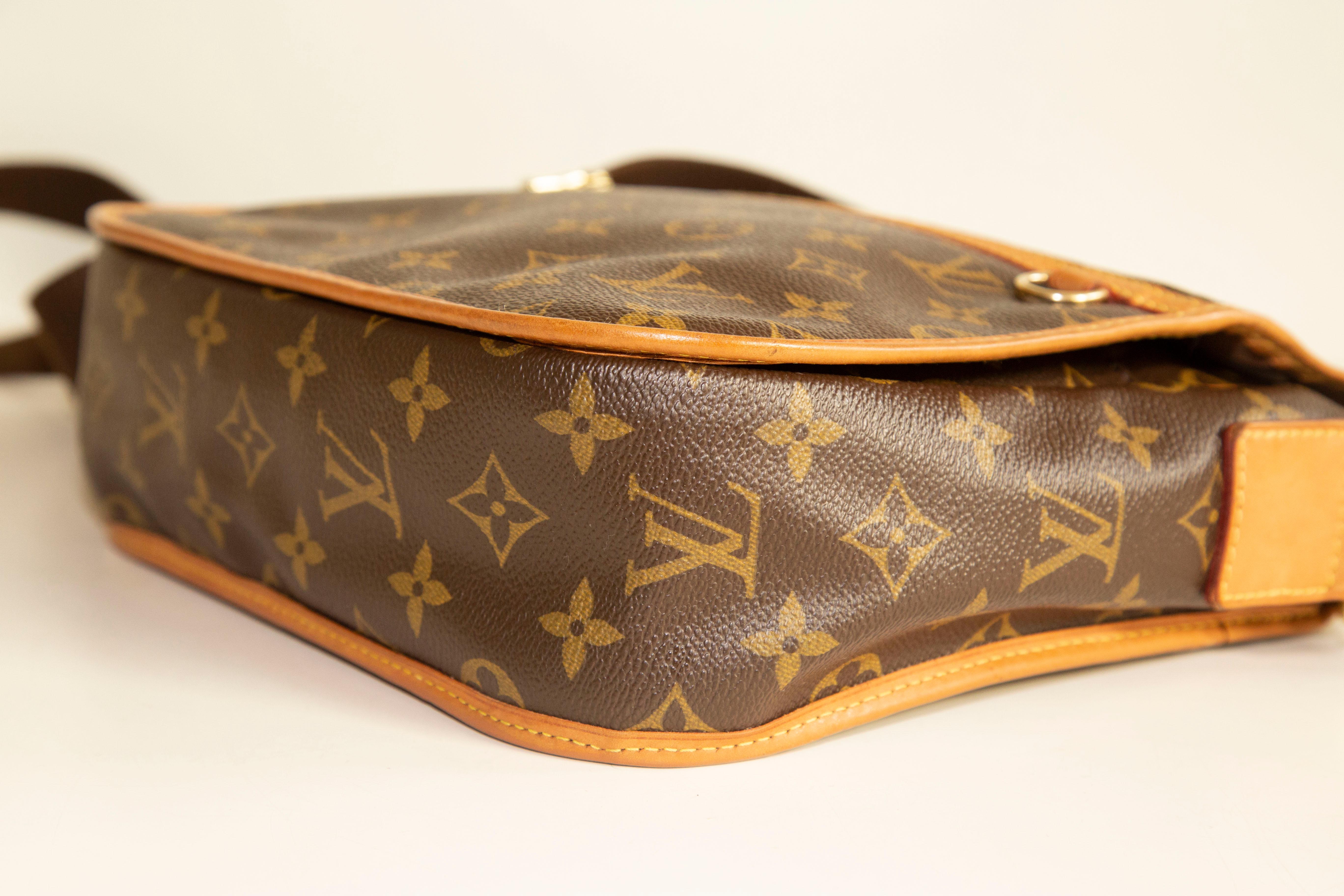 Women's or Men's 2000s Louis Vuitton Messenger Bosphore PM Shoulder Bag For Sale