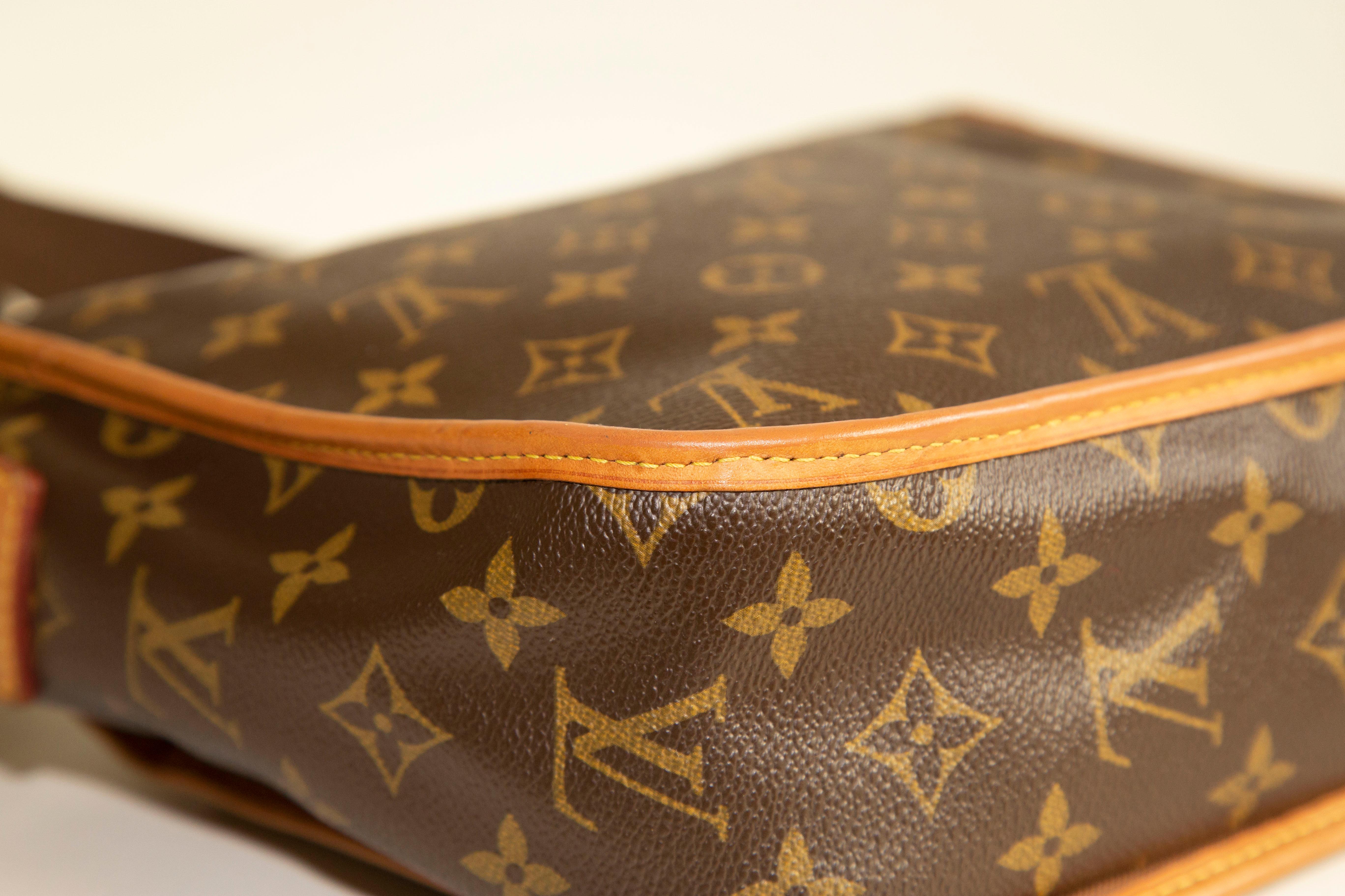2000s Louis Vuitton Messenger Bosphore PM Shoulder Bag For Sale 3