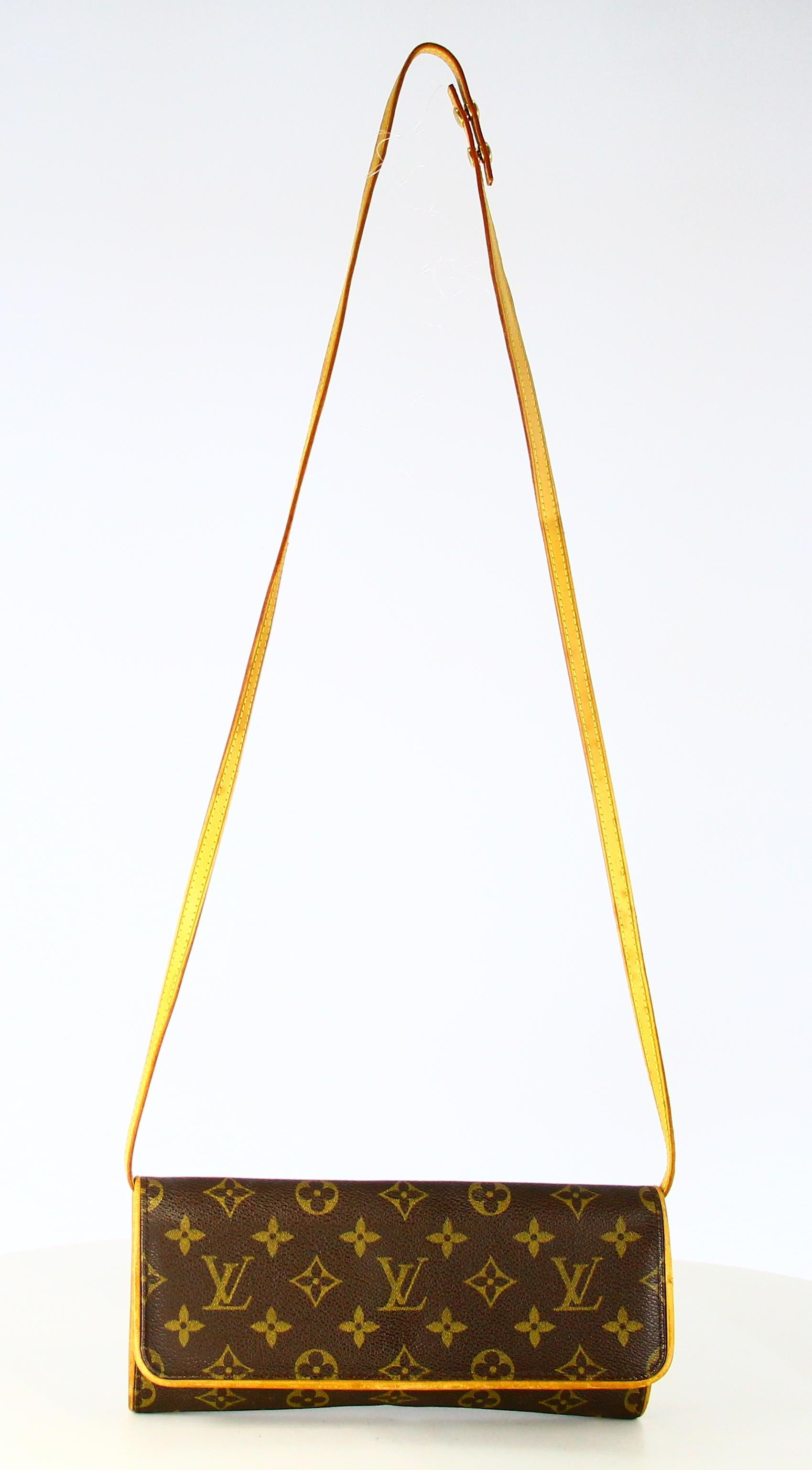 2000's Louis Vuitton Monnogram Clutch Bag Canvas

- Good condition. Shows signs of wear over time.
- Louis Vuitton clutch bag 
- Monogram canvas 
- Long brown leather shoulder strap 
- Clasp: Golden snap button 
- Interior: Beige suede plus mini