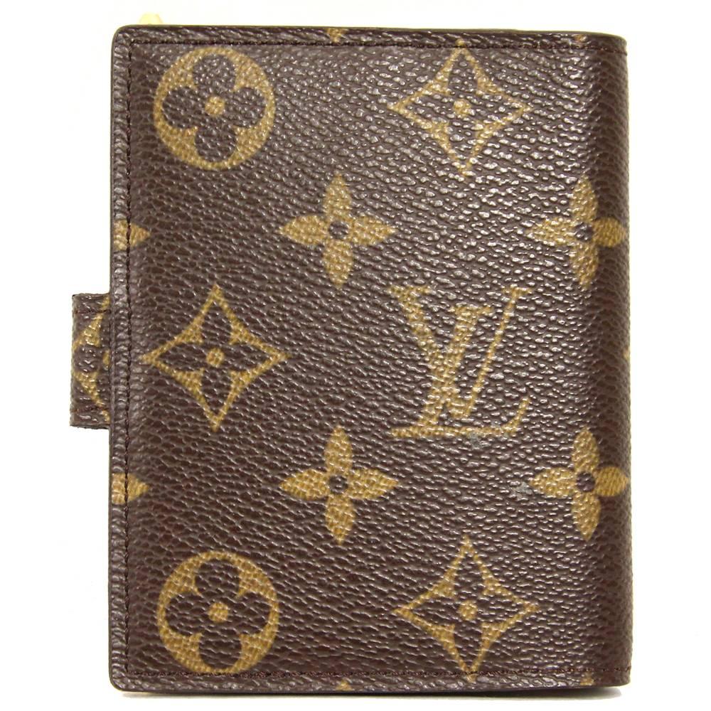 Characteristic Louis Vuitton Block Note Case with the classic monogram pattern.  It was produced on April 2004 (cod. TH0044) and includes a block note and an orange pen with golden parts. The item is in excellent conditions and the pen works (blue