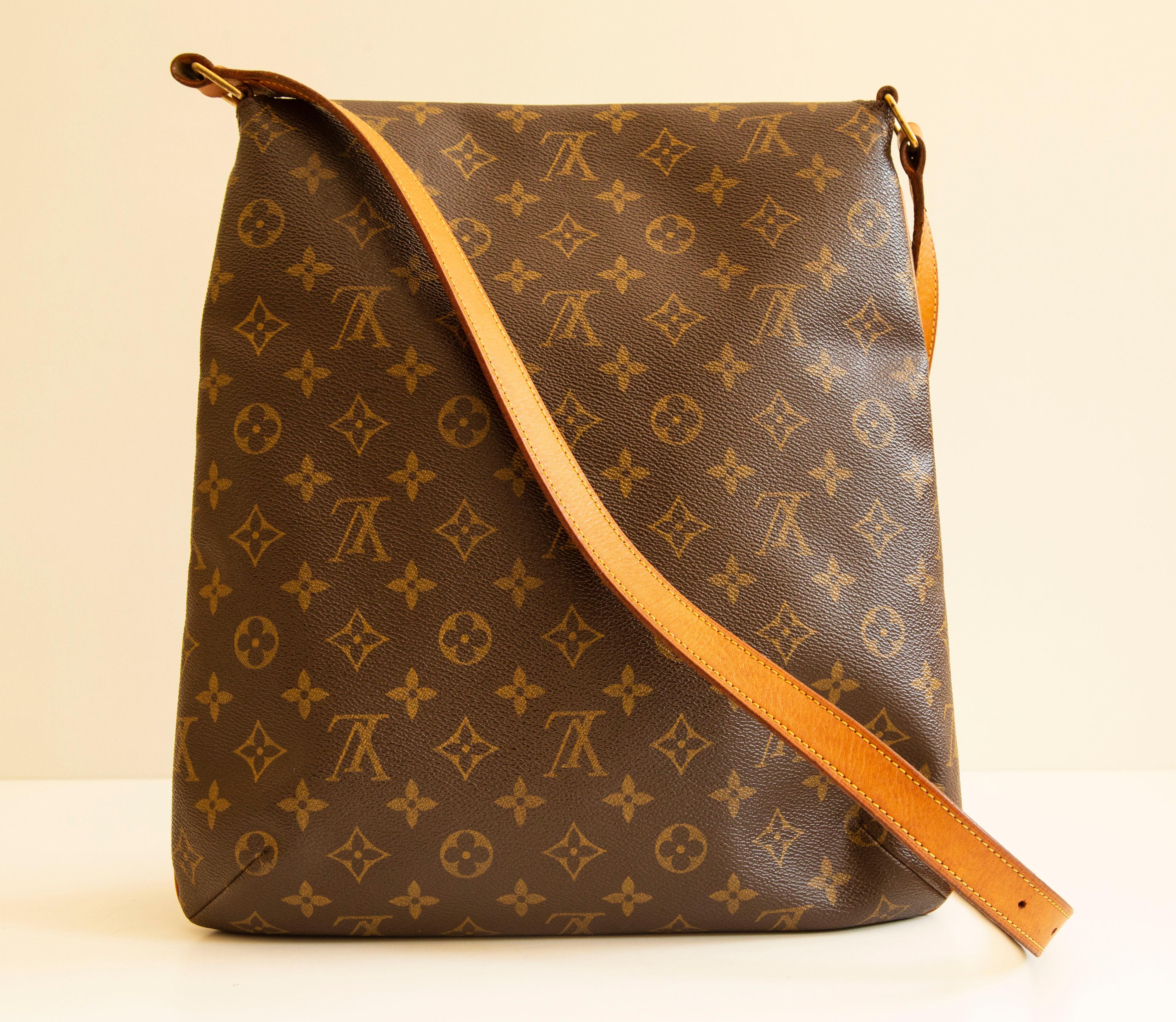 A vintage Louis Vuitton Musette Monogram Shoulder/Cross Body Bag.  The bag is made of coated canvas, with Vachetta leather trim.  It features brass toned hardware. The interior is lined with velvet like 
fabric and leather. It consists of one major