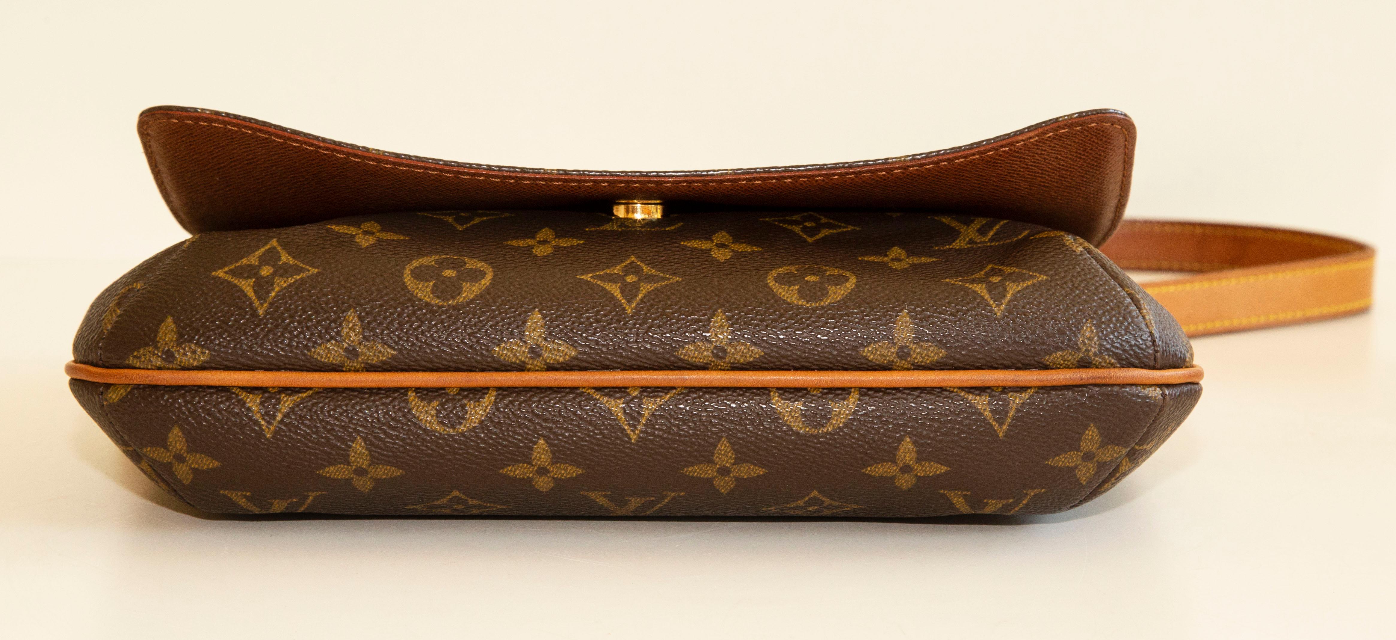Women's or Men's 2000s Louis Vuitton Musette Tango Shoulder Bag For Sale