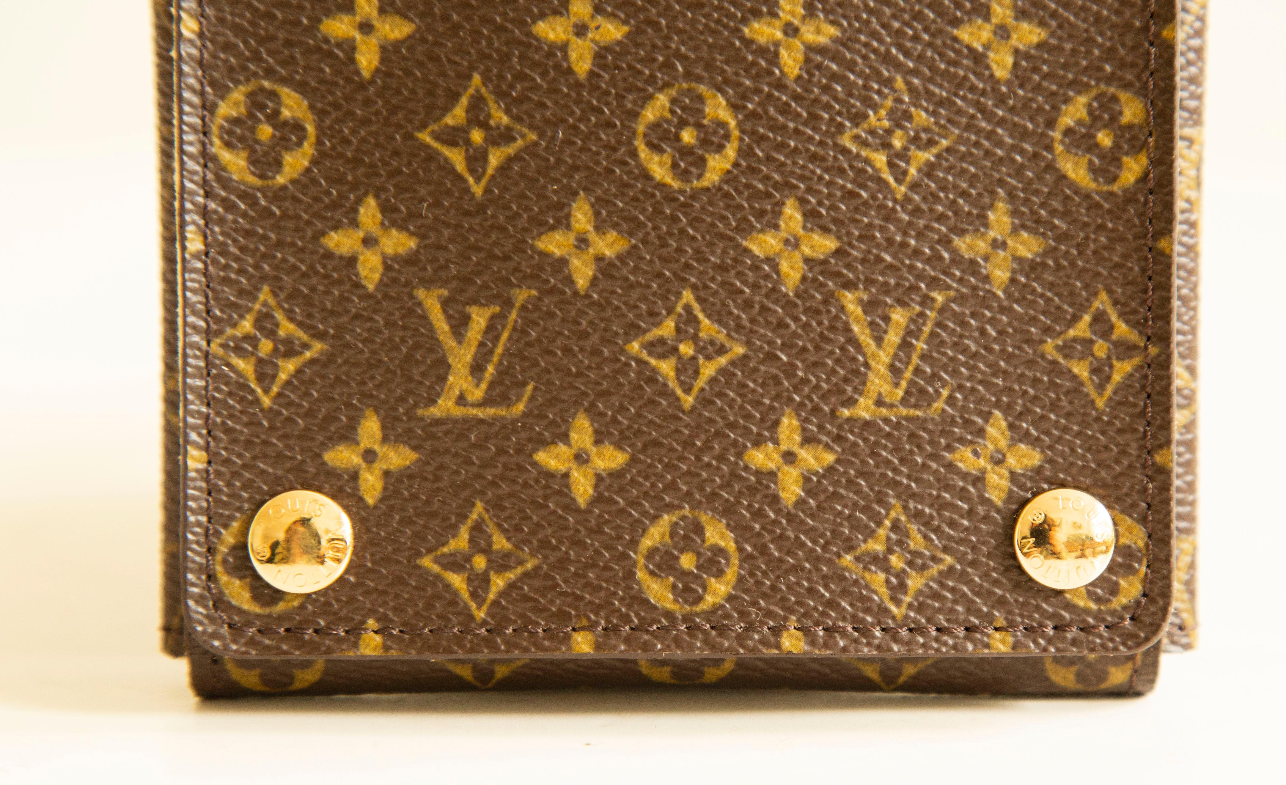 A Louis Vuitton jewelry/necklace case. Hardly used in very good condition.

Dimensions: 9.5 x 9.5 cm