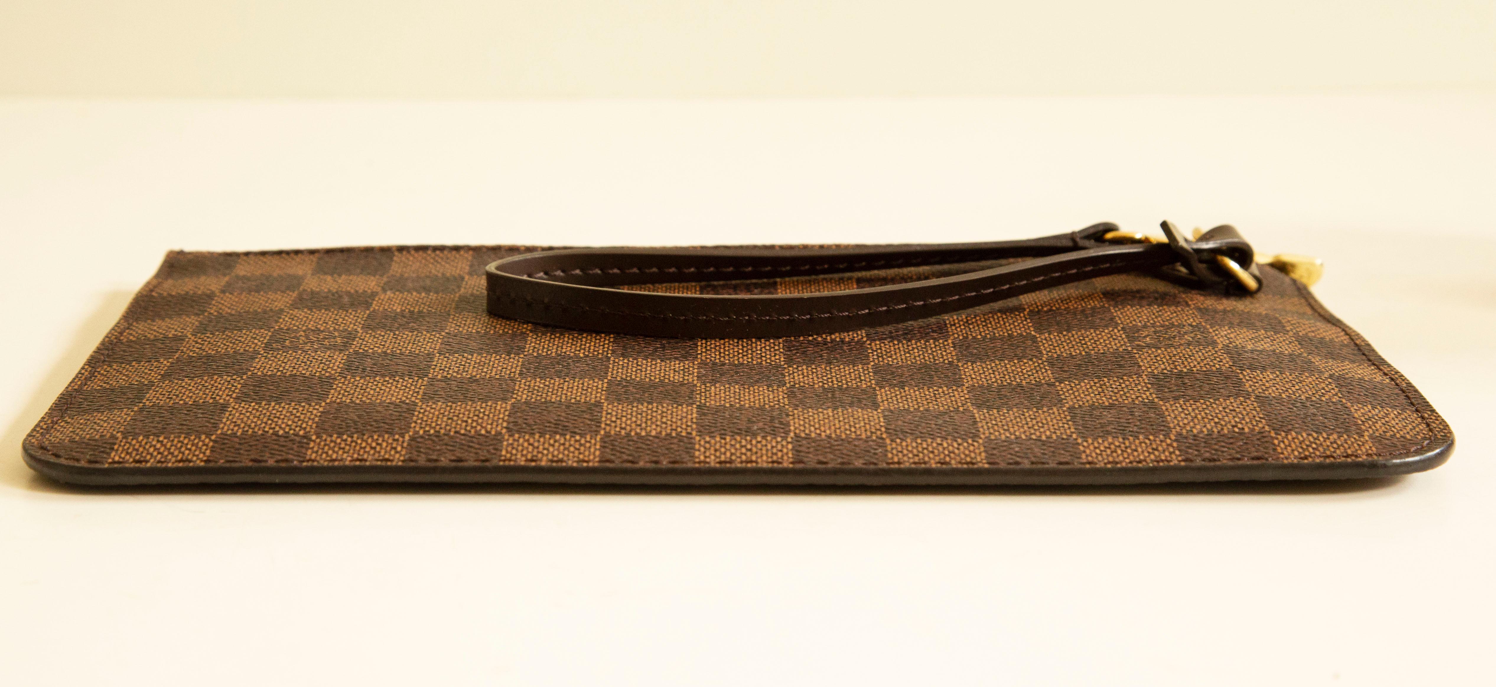 Pochette Louis Vuitton des années 2000 en toile enduite damier ébène Unisexe en vente