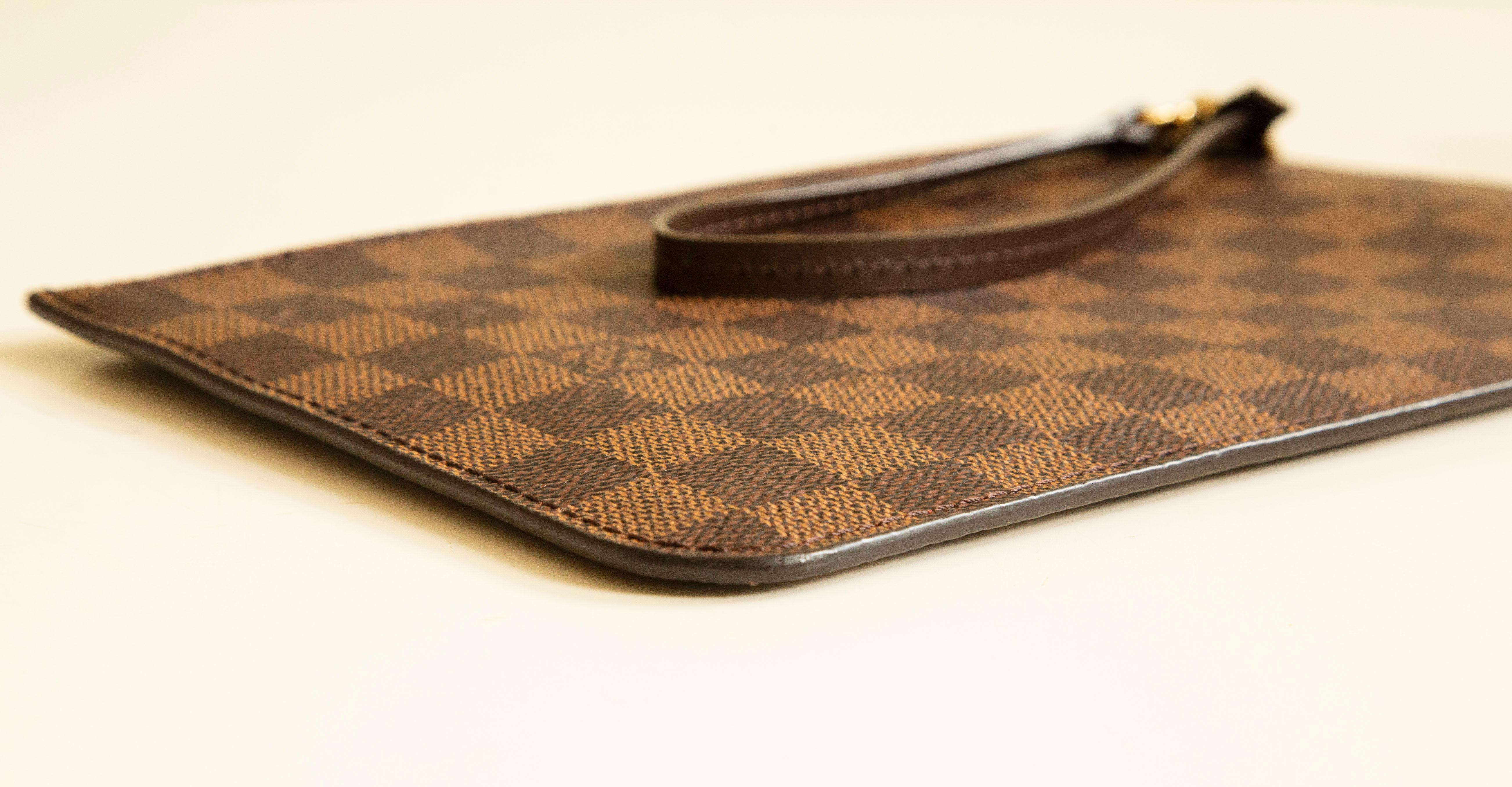 Pochette Louis Vuitton des années 2000 en toile enduite damier ébène en vente 2