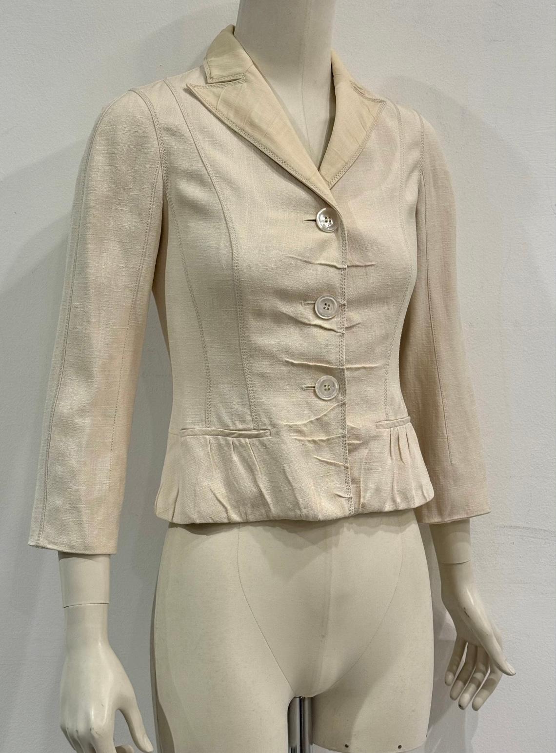veste peplum en lin structurée et croisée Louis Vuitton des années 2000

Cette veste Louis Vuitton des années 2000 reflète le raffinement du tailleur de l'époque avec sa silhouette sculptée et ses détails féminins. Confectionné en lin de première