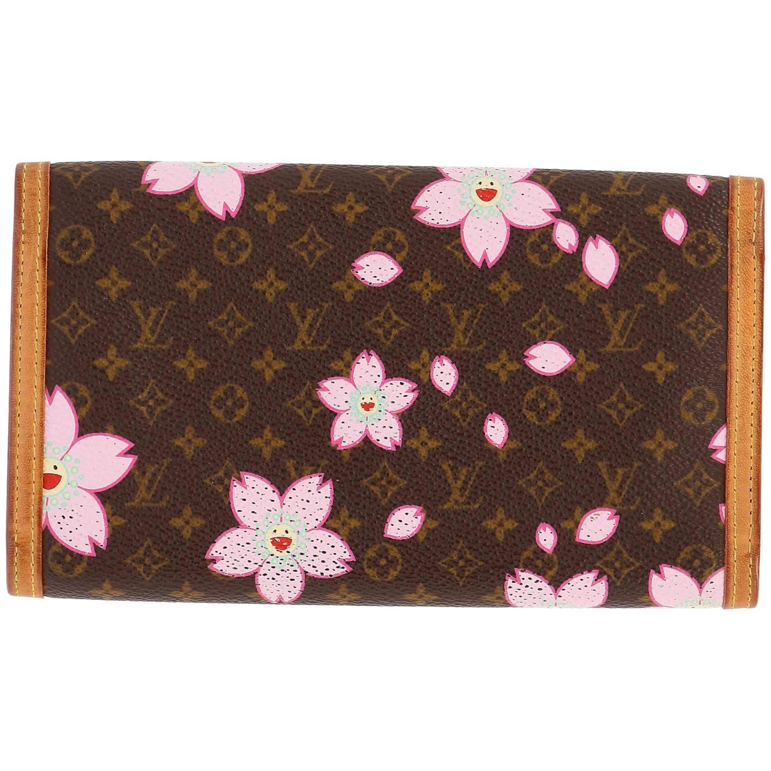 Louis Vuitton wallet in monogrammed canvas with a floral print. Features leather inside and details and metal corners.
Shows minor signs of wear.

Measurements
Height: 10,5 cm 
Width: 18,5 cm 
Depth: 2,3 cm
