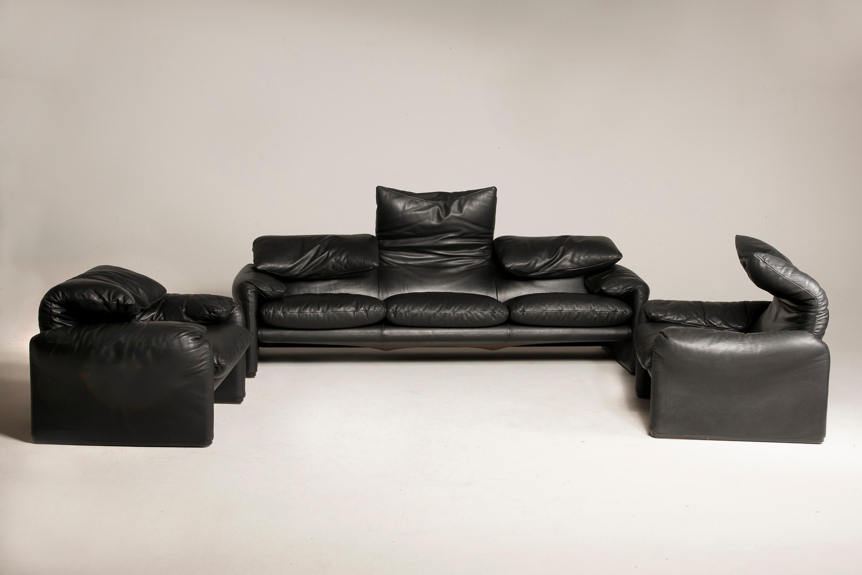 Maralunga is an emblematic sofa of Cassina, the work of architect and Industrial designer Vico Magistretti, designed in 1973. Winner of the Compasso d’Oro in 1979, Maralunga is the embodiment of the very idea of comfort, with an adjustable headrest