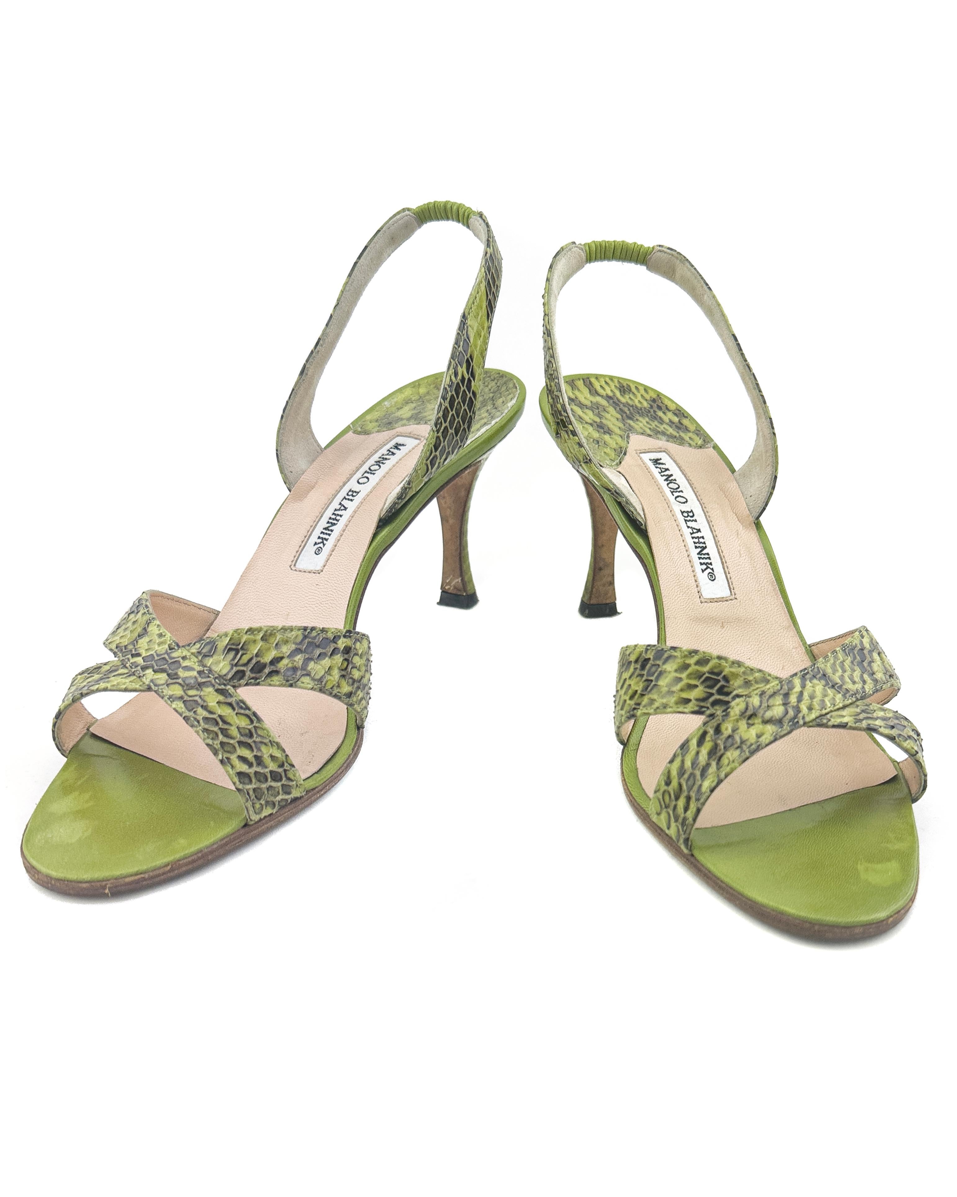 Manolo Blahnik Slingback-Sandalen im Callaslis-Stil, berühmt geworden durch Sarah Jessica Parker in Sex and the City und Anna Wintour. Wunderschöne grüne Farbe in einem gemusterten Leder. Minimalistisches Design mit zwei gekreuzten Riemen an der