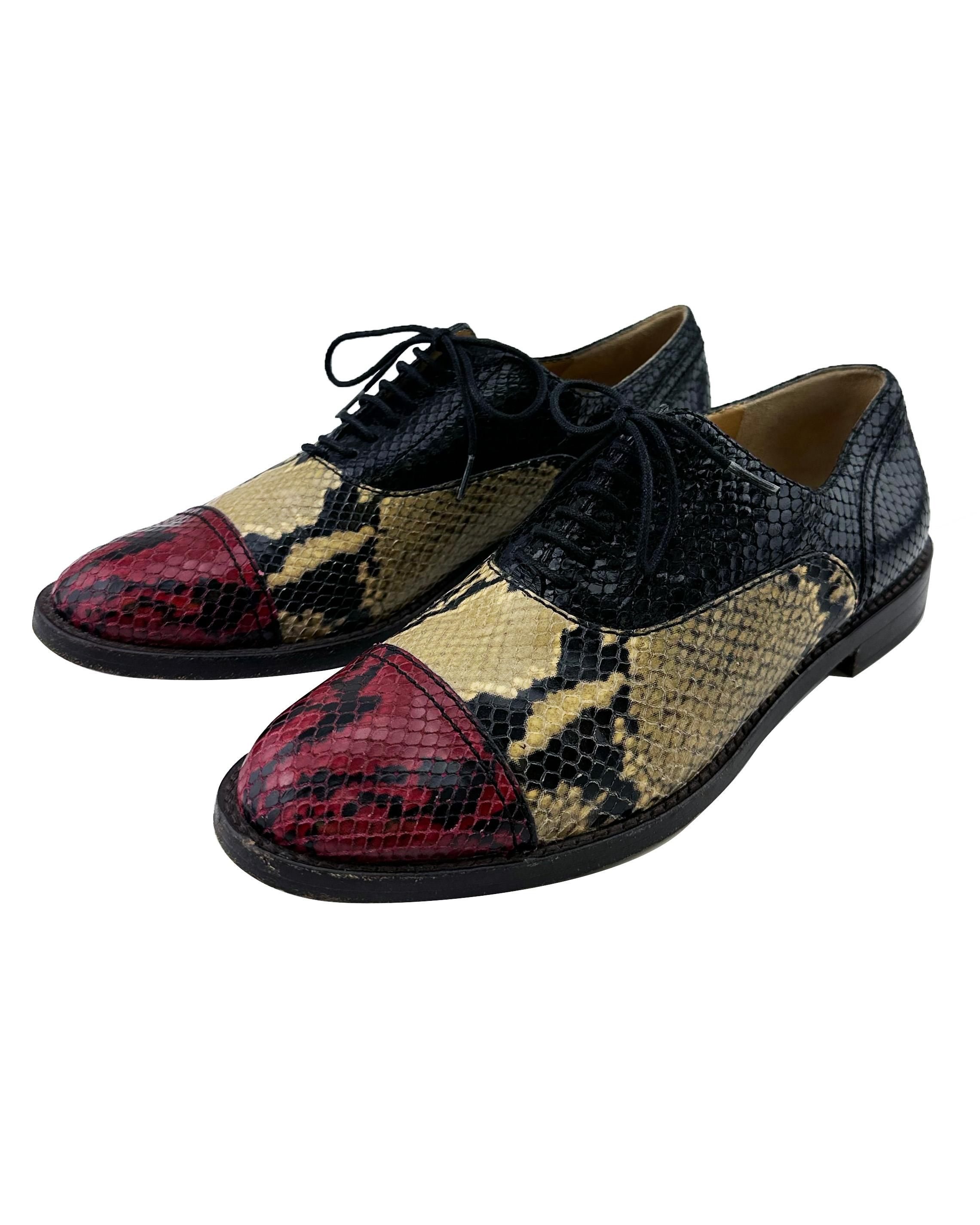 Stunning craftsmanship in these Marc Jacobs oxfords from the 2010's. A mix of black, yellow and red python skin with black top stitching and simple black laces. Very good vintage condition with small signs of wear. Marked size 37.5. Made in Italy.