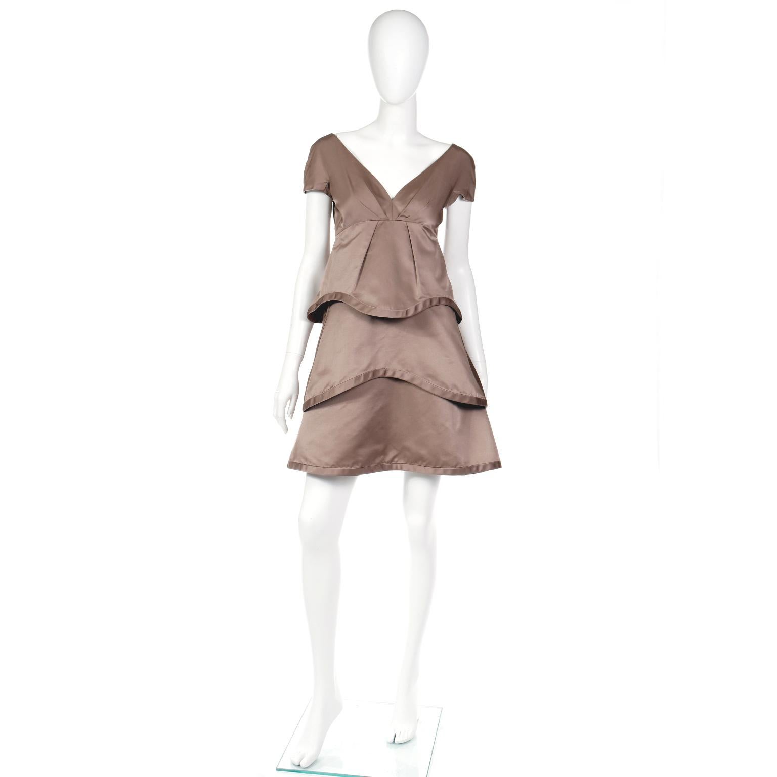 This is a beautiful Marc Jacobs light toffee brown silk dress from the 2000s with tiered skirt and a structured lining that gives the skirt volume. It has beautiful pleating in the bodice and along the empire waist. This dress has a deep v neck and