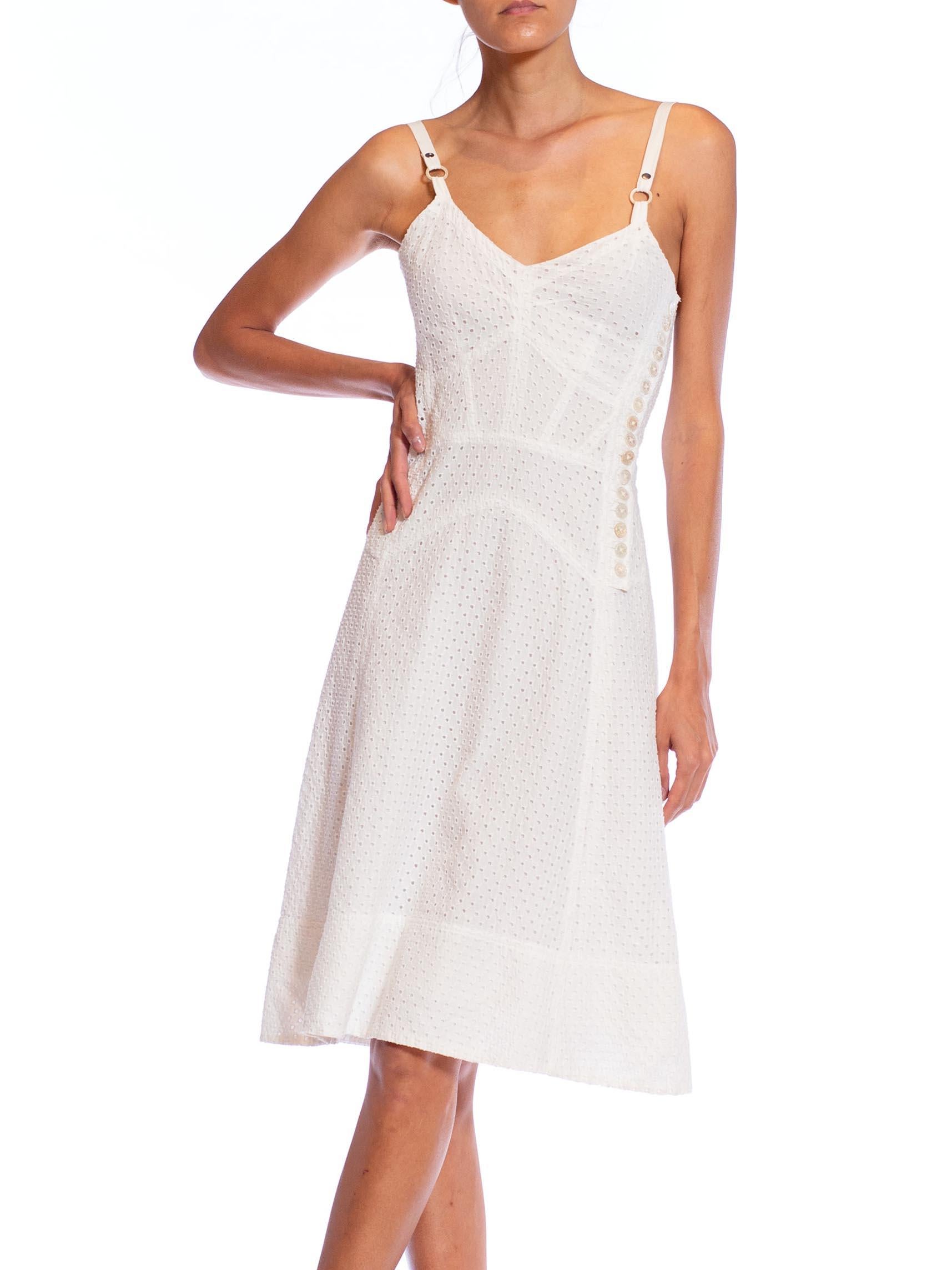 2000er MARC JACOBS Weißes Sommerkleid aus Baumwolle mit Ösen und Spitze Damen im Angebot