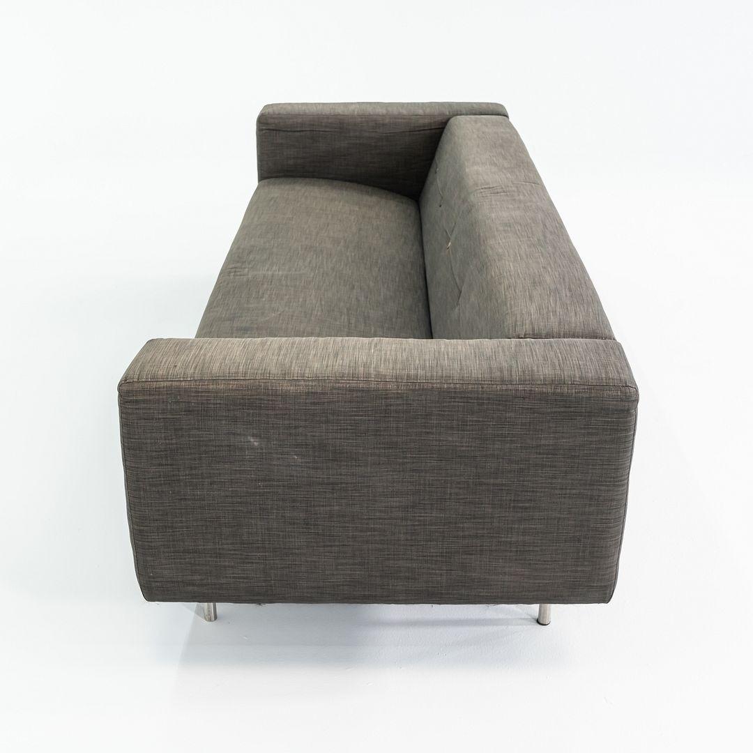 Éste es un Sofá Bottono, diseñado originalmente por Marcel Wanders para MOOOI en 2004. Este ejemplo concreto se fabricó en la década de 2000. El sofá se compone de una estructura de madera con patas de acero y está tapizado en tela gris. 
 
 El sofá