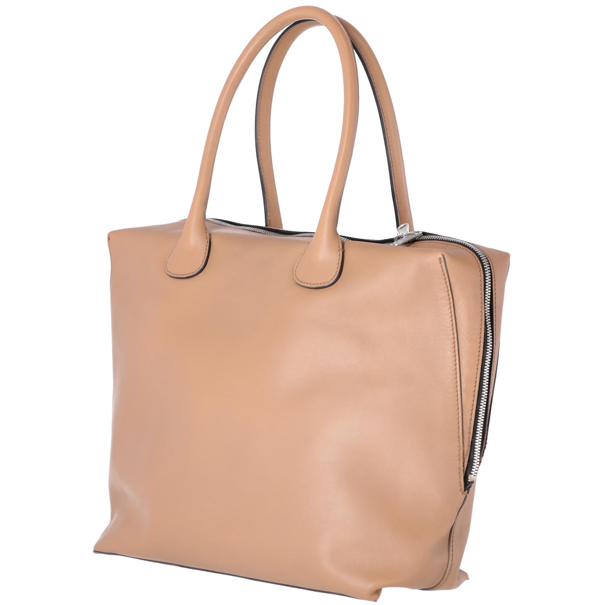 Marni Tote bag beige leather with handles of the same color, silver-plated double-slider zip closure, there are four silver metal feet on the bottom of the bag and beige suede interior.
Years: 2000s

Made in Italy

Width: 37 cm
Height: 28 cm
Depth: