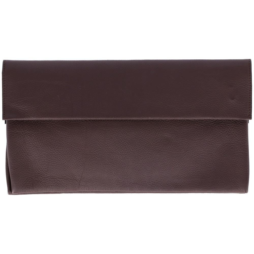 Marni brown leather clutch bag. Two flap envelopes and magnetic buttons.

Height: 17 cm
Width: 32 cm
Depth: 2 cm

Product code: X5073

Composition: Leather

Made in: Italy

Condition: Very good conditions