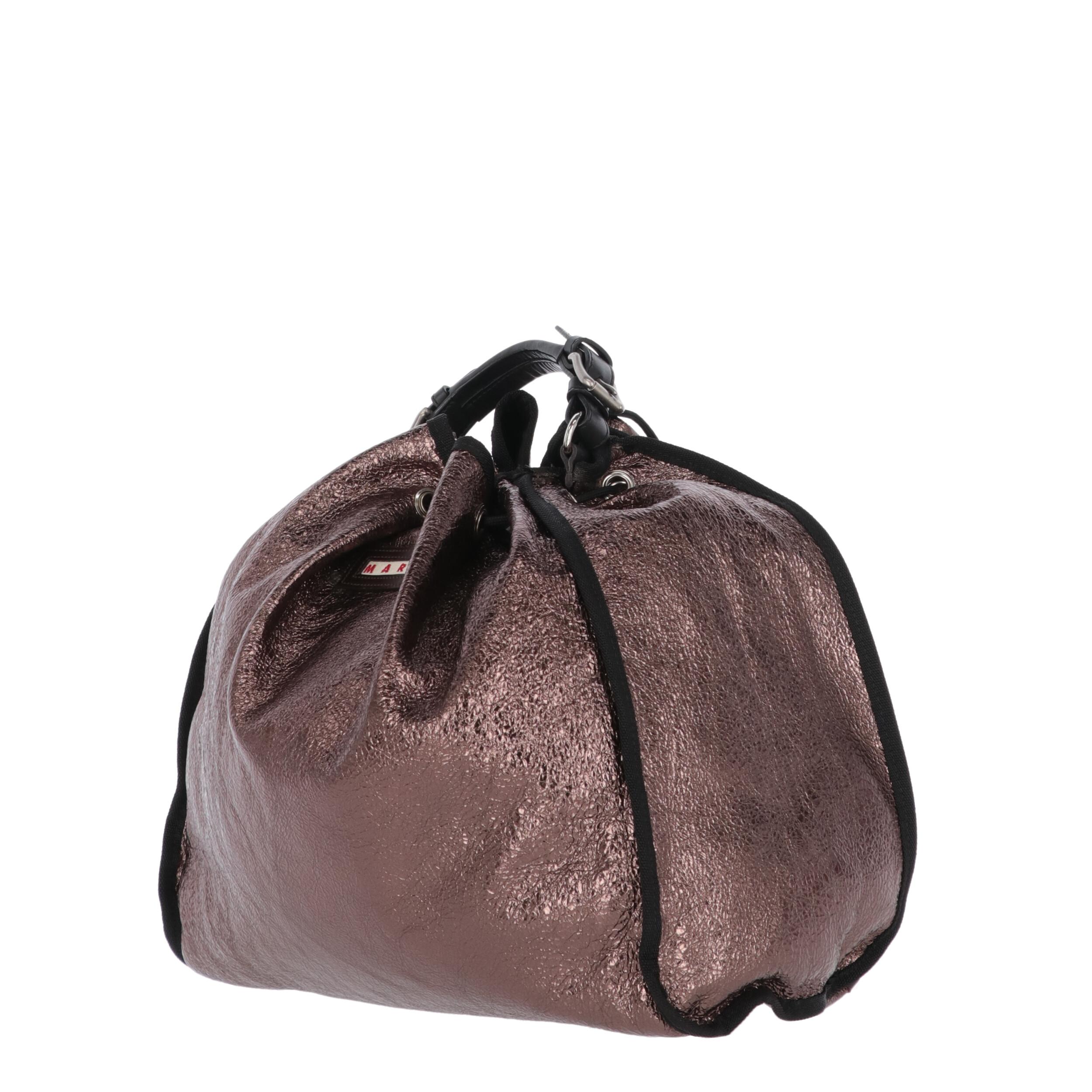 Marni metallic brown leather bucket bag. Two handles, one of which can be removed with a snap hook. Drawstring closure and silver metal details.
Years: 2000s

Made in Italy

Height: 36 cm
Width: 38 cm
Depth: 18 cm
Length shoulder strap: 60 cm
