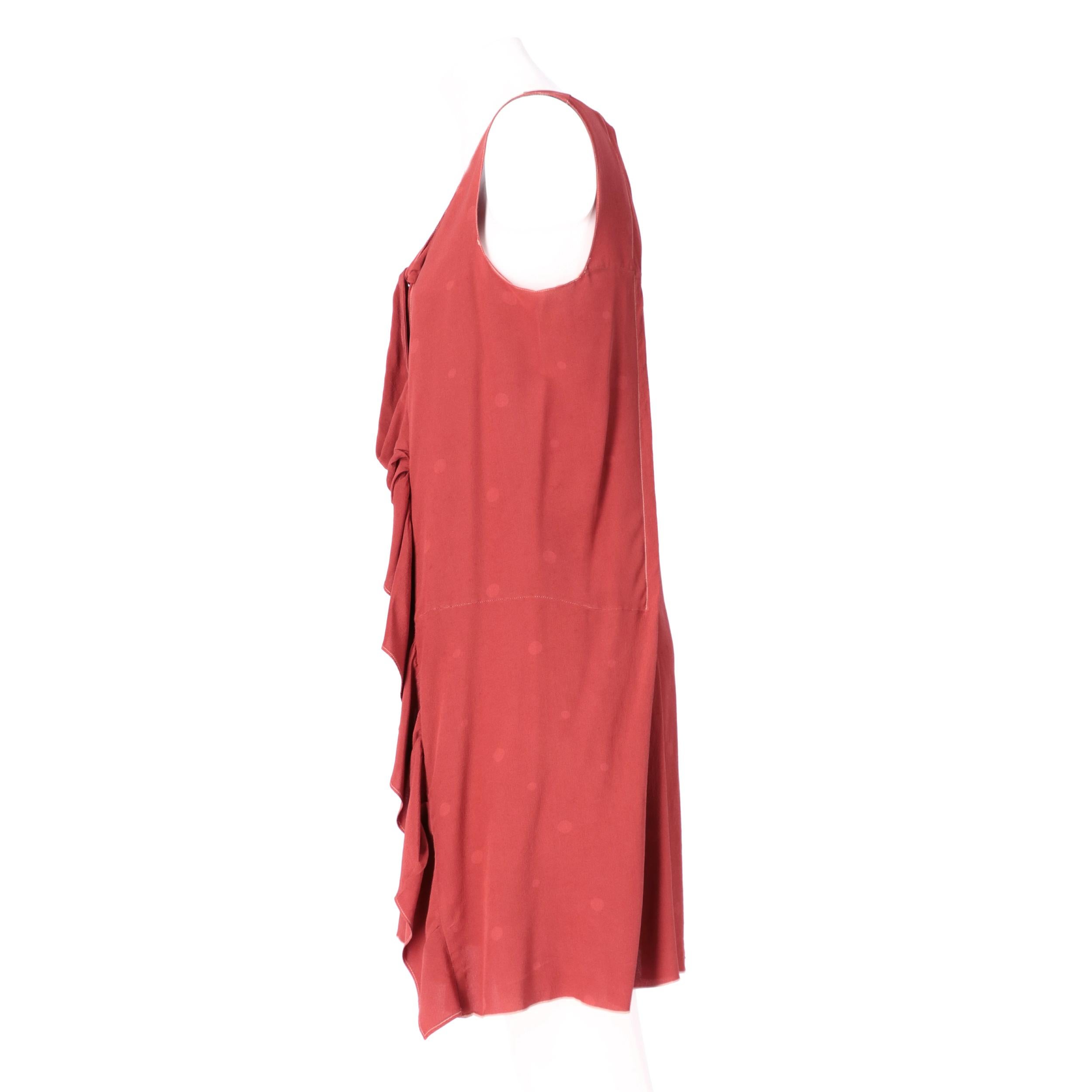 Marni red brick silk dress with tone-on-tone polka dots. Round neckline, sleeveless and decorative knot with drapery.
Years: 2000s

Made in Italy

Size: 42 IT



Flat measurements

Height: 90 cm
Bust: 48 cm