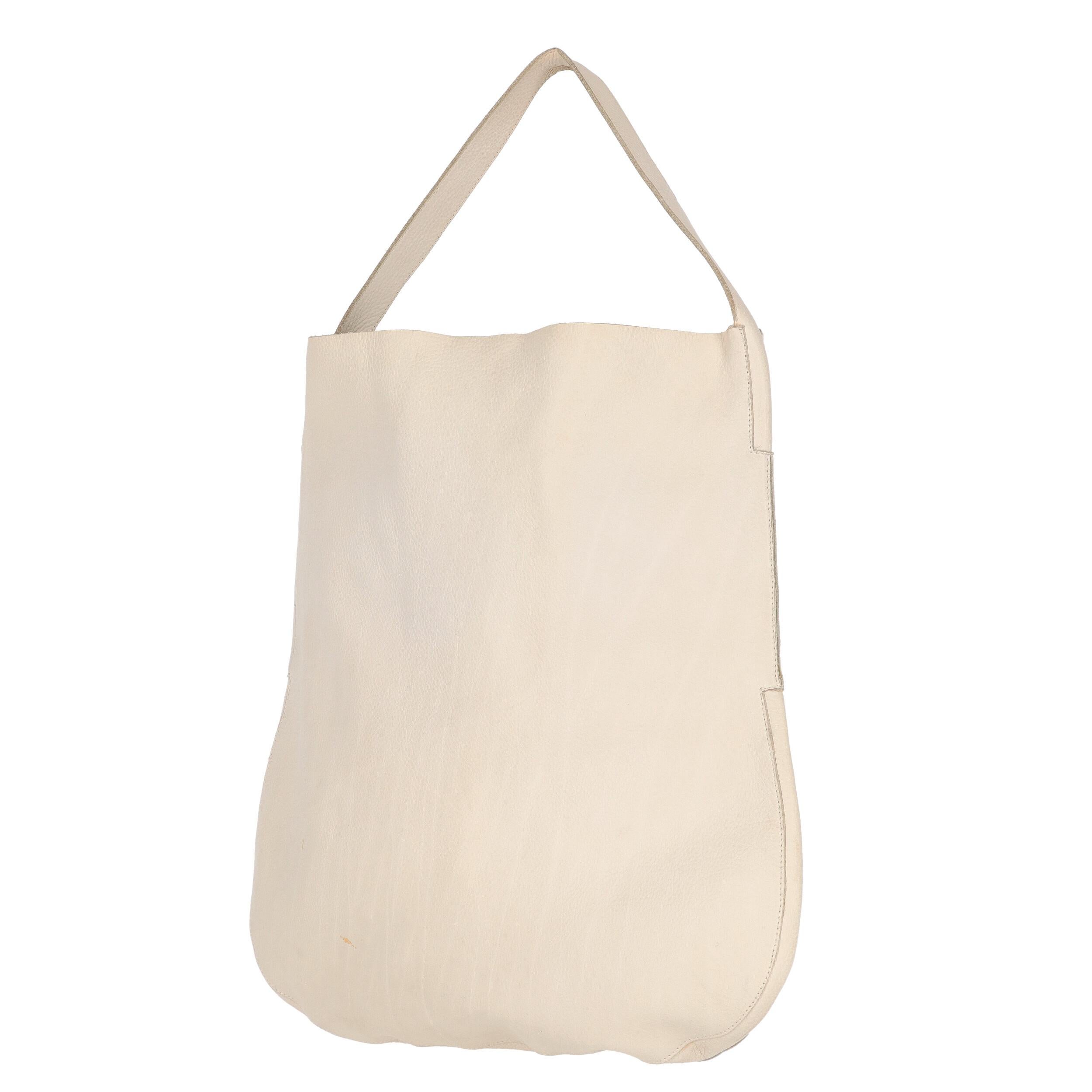 Marni white leather tote bag with singular handle.

The product shows some stains and signs on the leather as shown in the pictures.

Years: 2000s

Made in Italy



Flat measurements

Height: 48 cm
Width: 43 cm
Depth: 2 cm
Handles lenght: 48 cm