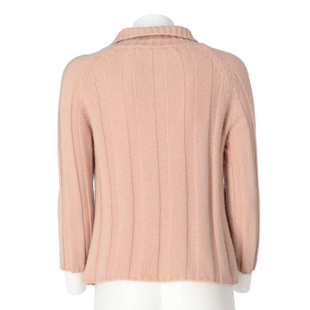 Marni old rose blend wool cardigan, wide rib knitwear, ribbed collar and multicolor buttons.

Size: 42 IT

Flat measurements
Height: 55 cm
Bust: 45 cm
Shoulders: 40 cm
Sleeves: 49 cm

Composition: 87% Wool - 13% Polyestere

Made in: