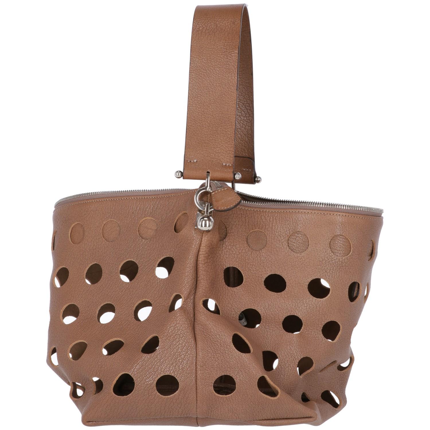 Marni soft brown leather shoulder bag, trapezoid-shaped and perforated, has a removable brown leather handle and a zip closure.

Years: 2000s

Made in Italy

Width: 42 cm
Height: 24 cm
Depth: 22 cm
Handle: 48 cm