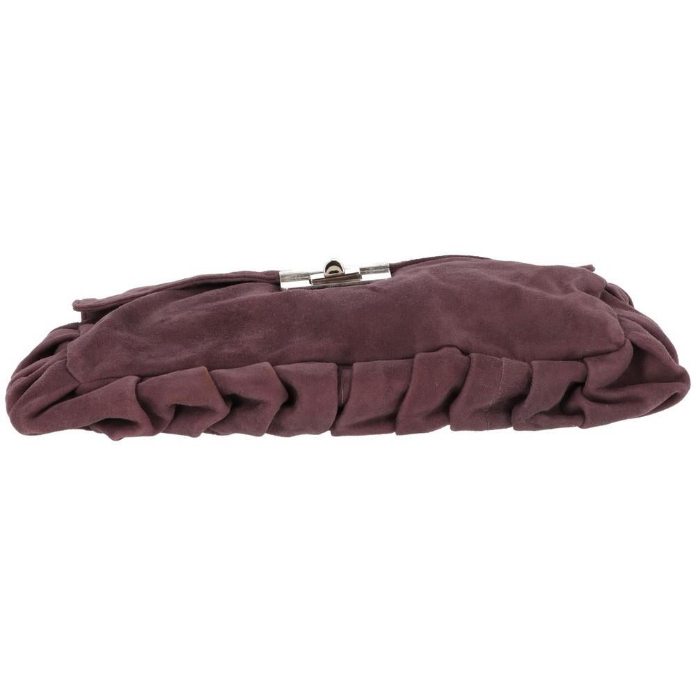 Marni purple suede pochette with pleated effect along the edges. Silver metal interlocking closure and back metal details. Beige lining.

Width: 31 cm
Height: 21,5 cm
Depth: 3 cm

Product code: X5126

Notes: The bag shows slightly signs on the