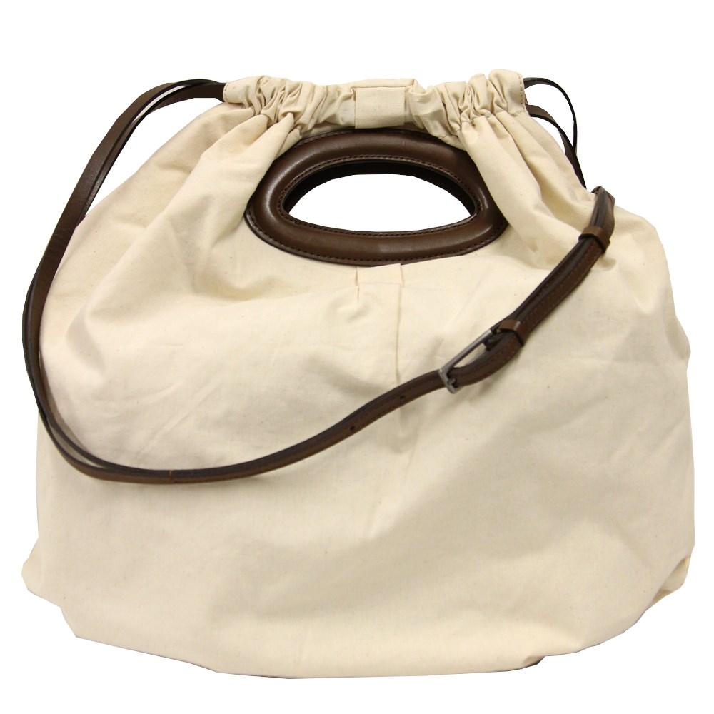 Ivory cotton Marni tote bag with brown leather handles and shoulder strap. Nylon lining and one inner pocket.

Measurements
Heigh: 46 cm
Width: 45 cm
Depth: 13 cm
Shoulder strap: 100 cm

Product code: X5242

Notes: The item shows a little stain as