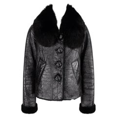2000s Collection Sors Veste croisée en cuir verni noir et fourrure de shearling 2000s Collection Sors Veste croisée en cuir verni noir et fourrure de shearling