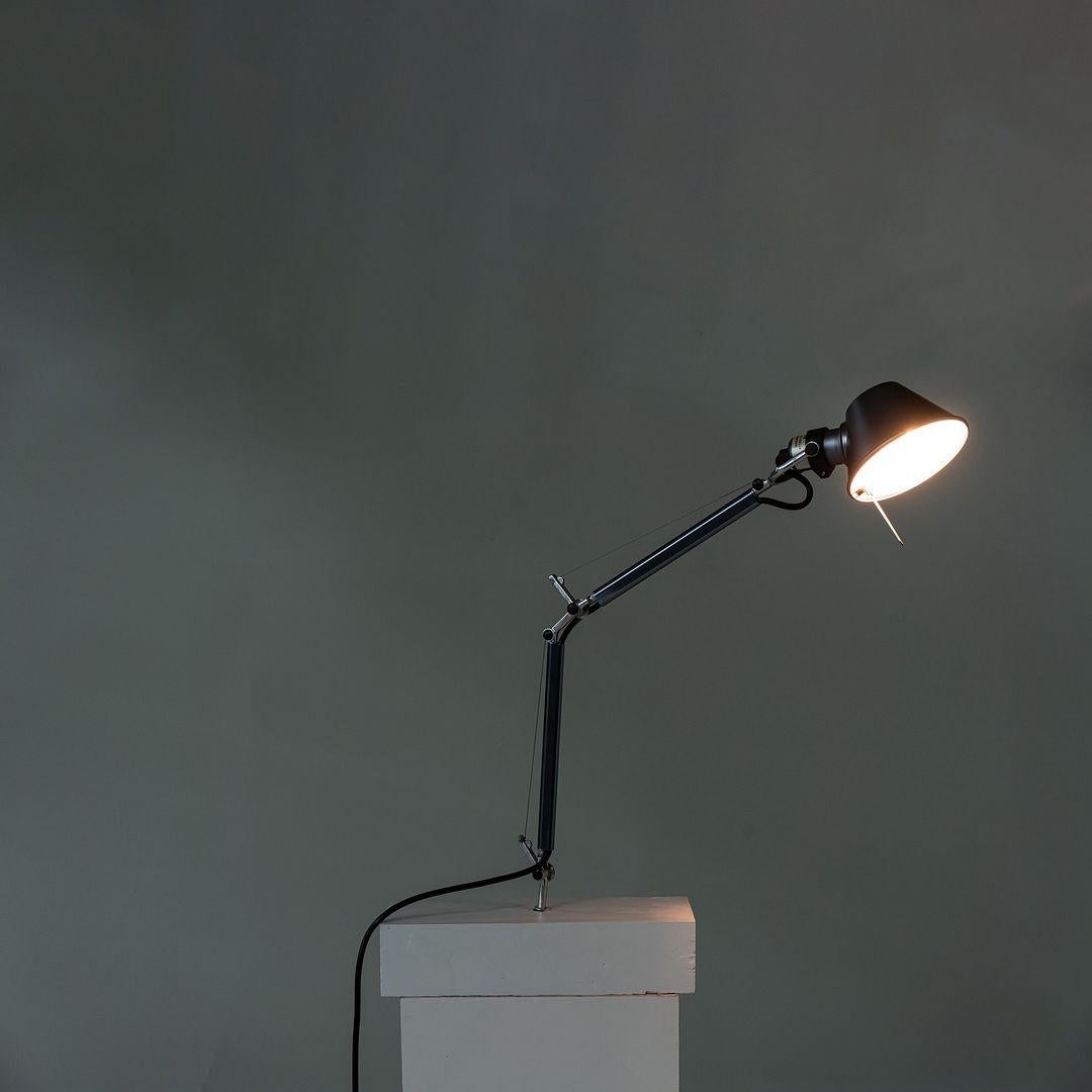 Es handelt sich um die Tolomeo Micro Tischleuchten, die ursprünglich 1987 von Michele De Lucchi und Giancarlo Fassina für Artemide entworfen wurden. Diese Exemplare stammen aus den 2000er Jahren. Die Struktur der Lampe besteht aus Aluminium und