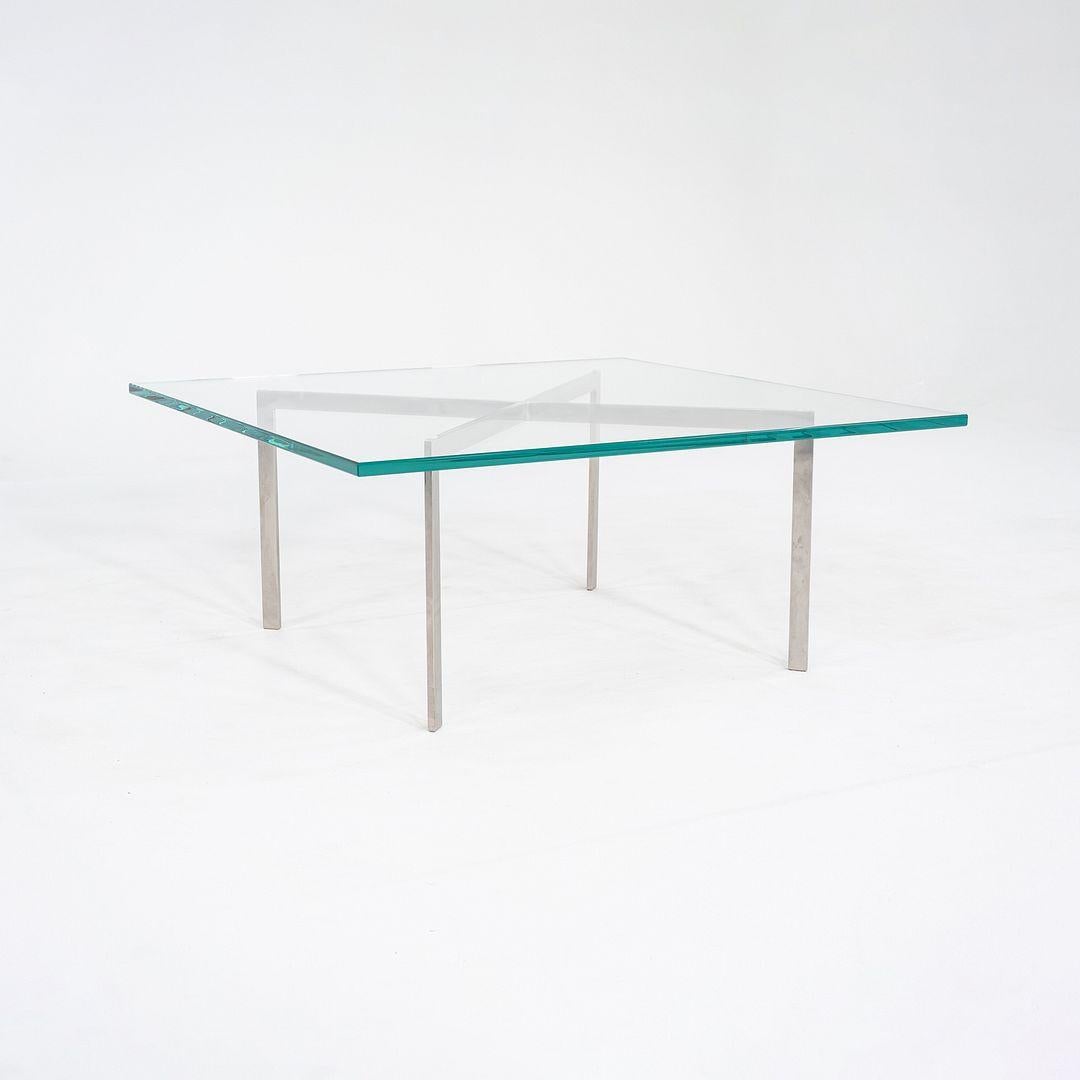 Il s'agit d'une table basse Barcelona, conçue à l'origine par Mies van der Rohe pour Knoll en 1929. Cet exemplaire a été produit dans les années 2000. La table est composée d'un cadre en acier inoxydable et d'un plateau en verre. 
 
 La table mesure