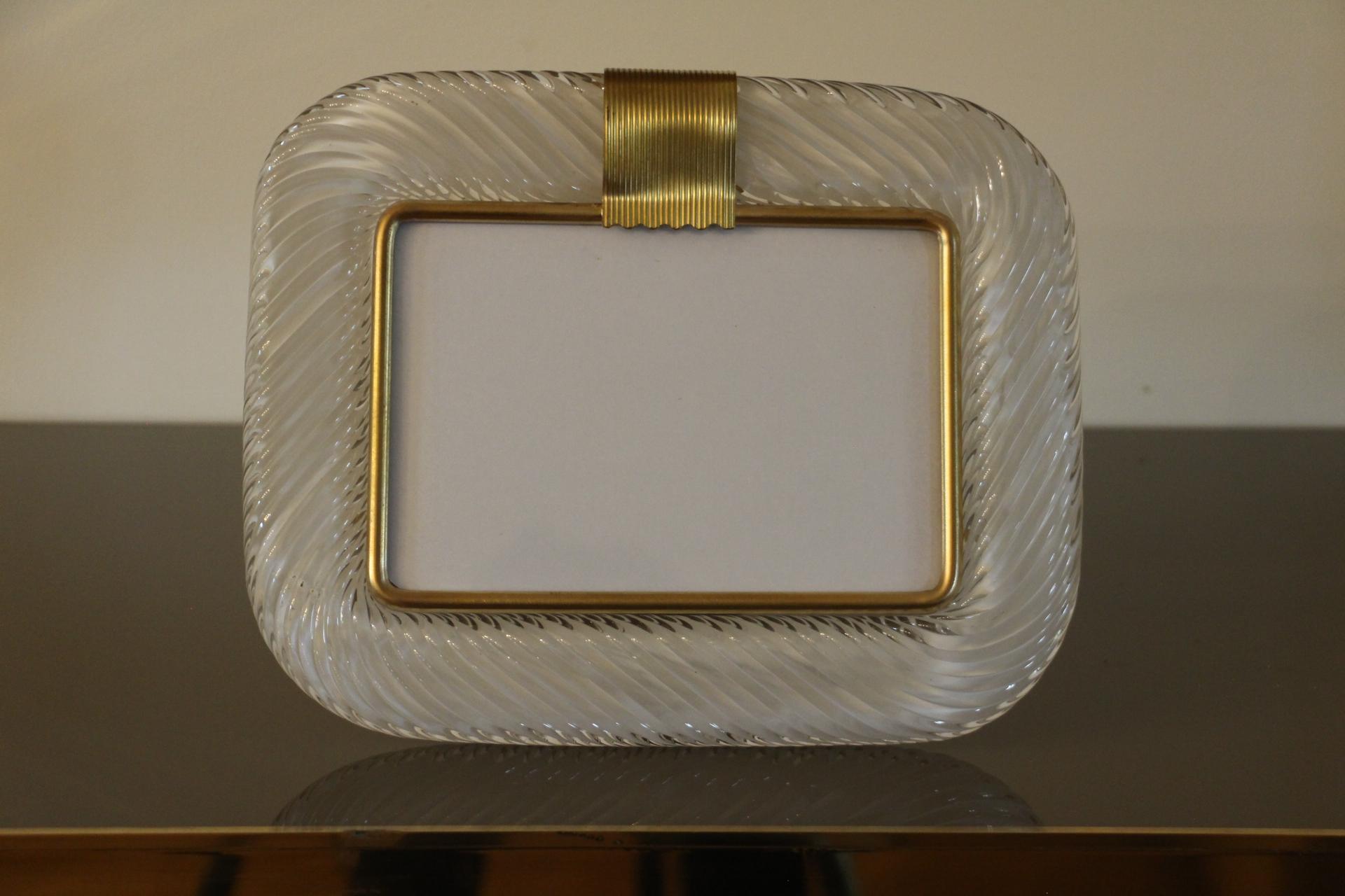 This beautiful vertical photo frame is purely in the vénitien glass manufacturing  tradition.The technique uses to get this rich twisted rope effect is called 