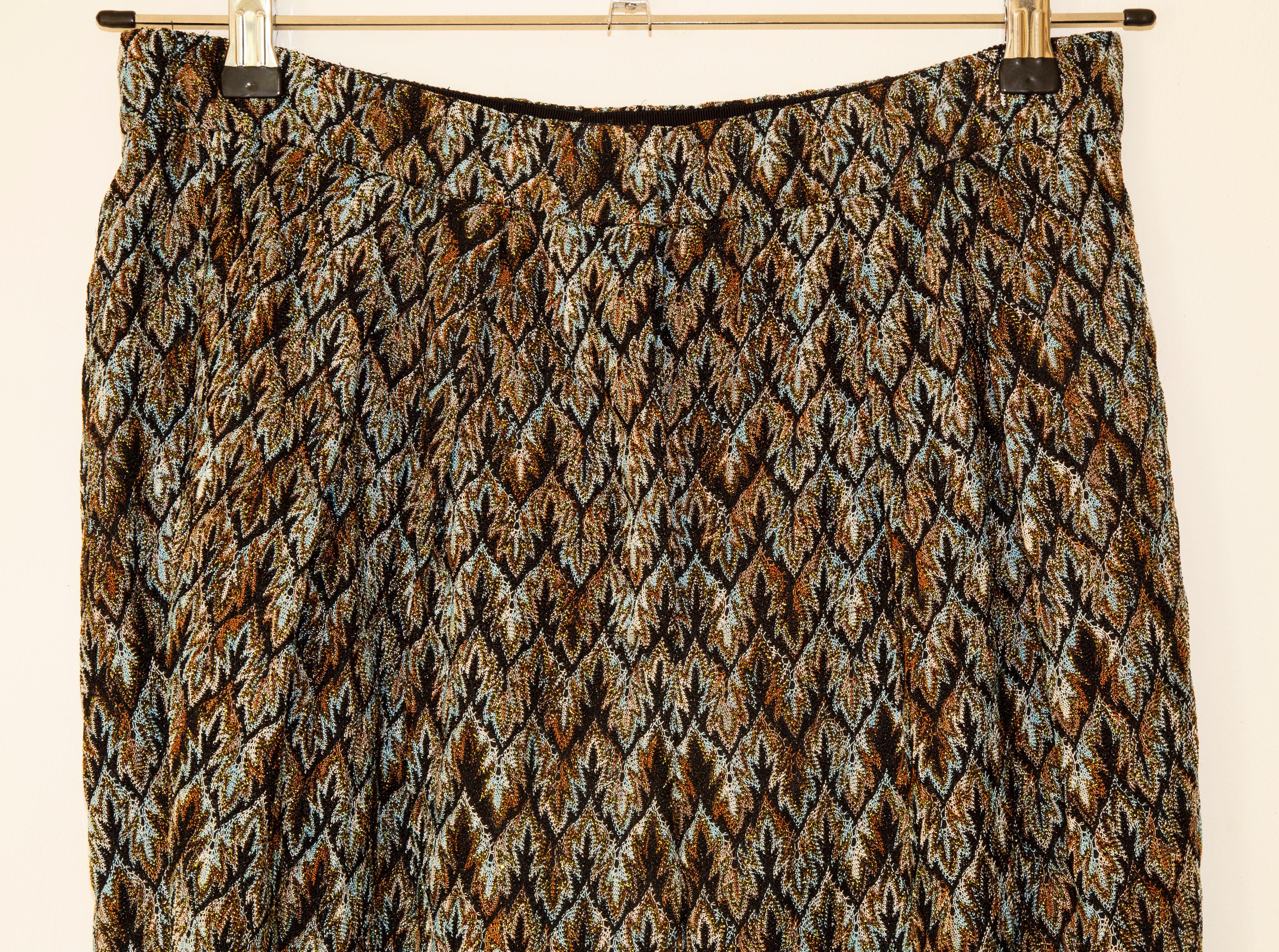 Missoni Hose aus Viskose (50%), Cupro (32%) und Polyester (18%).
Das Futter besteht aus Seide (93%) und Elastan (7%). 
Größe IT 46 passt wie IT 42/44. Sehr guter Zustand.

Messungen
Länge:103 cm
Breite:17 cm
Schritt:72 cm