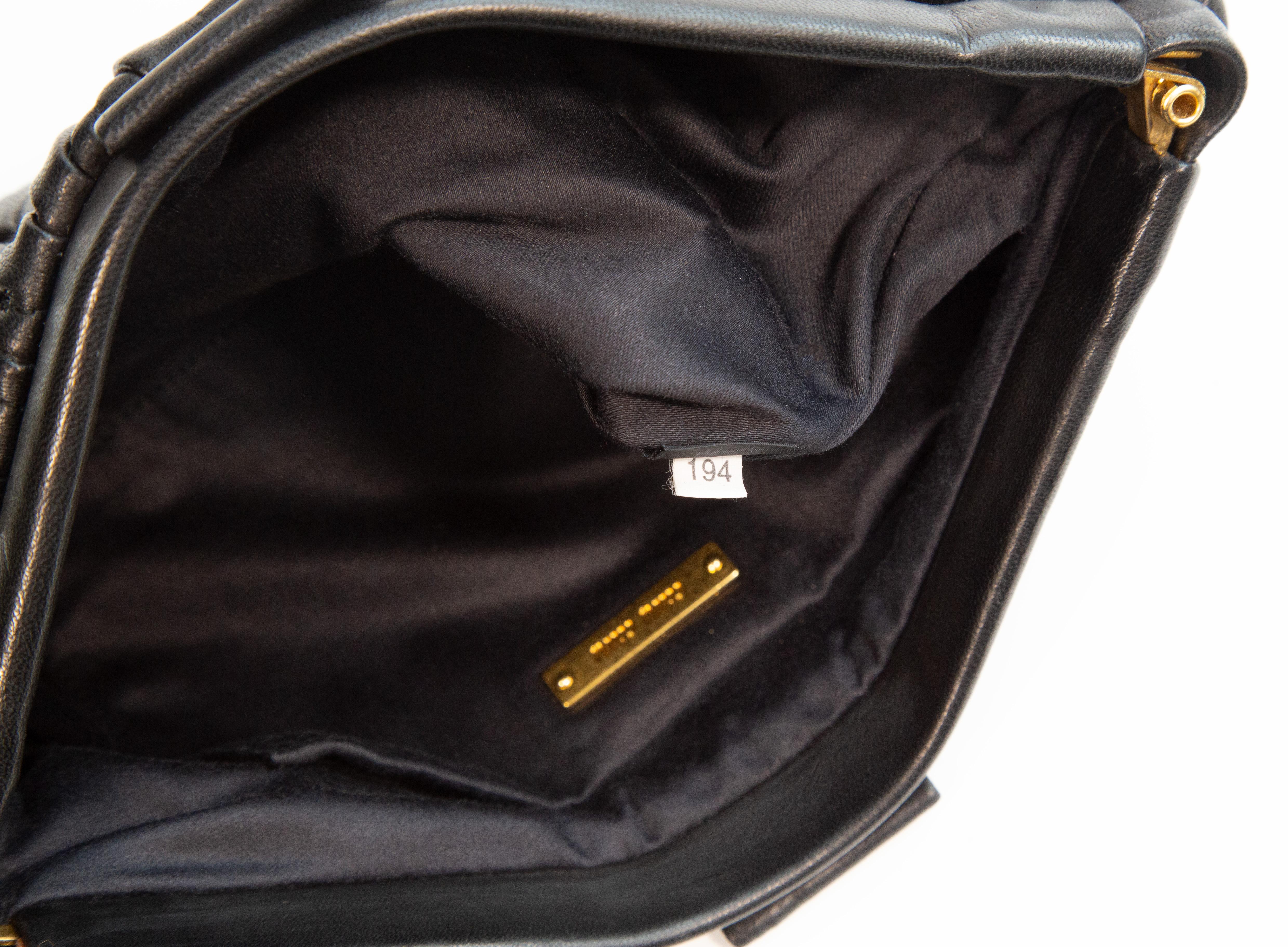 Bolso / Clutch 2000s Miu Miu de piel matelassé negra con cierre magnético de bisagra en venta 5