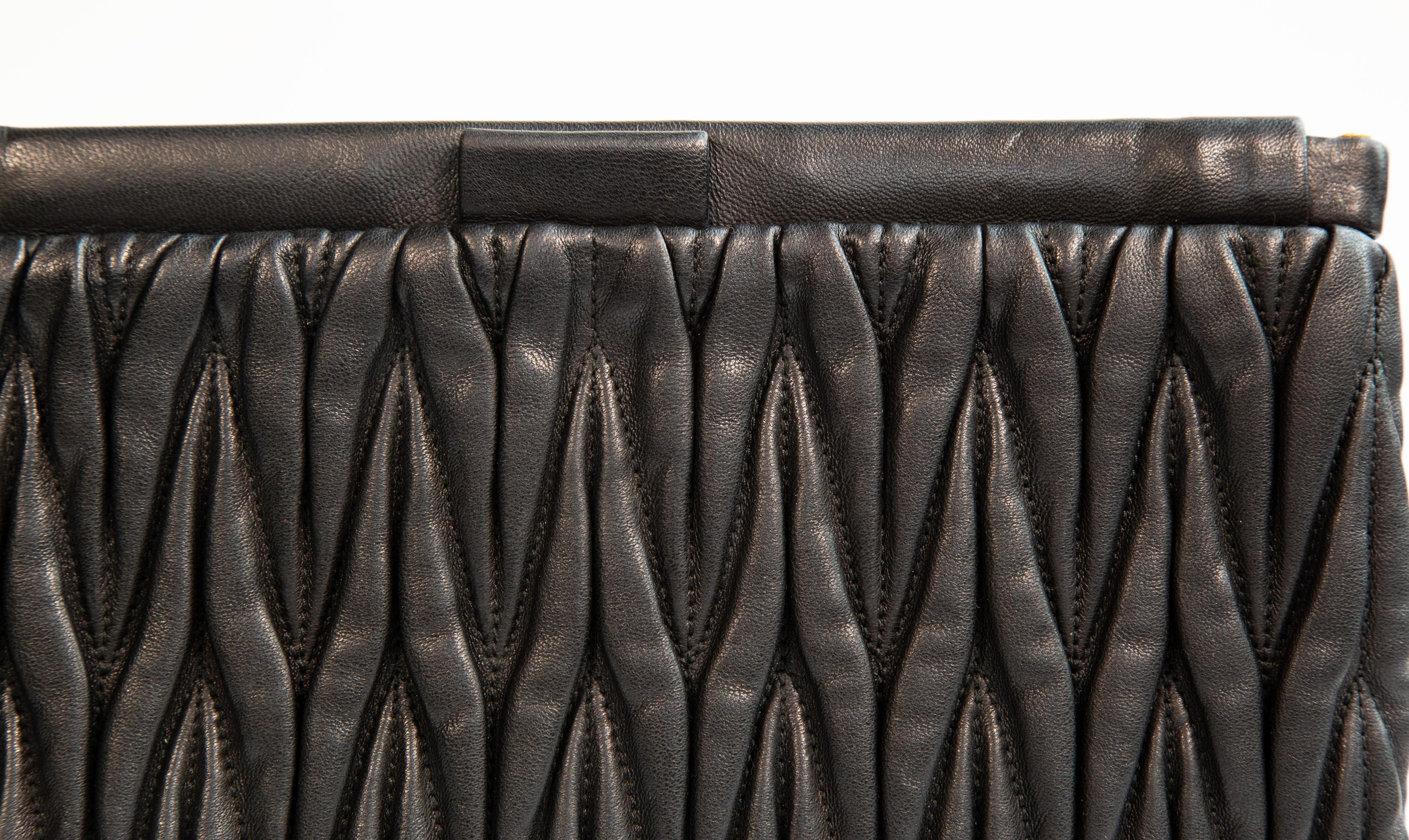 Bolso / Clutch 2000s Miu Miu de piel matelassé negra con cierre magnético de bisagra Negro en venta