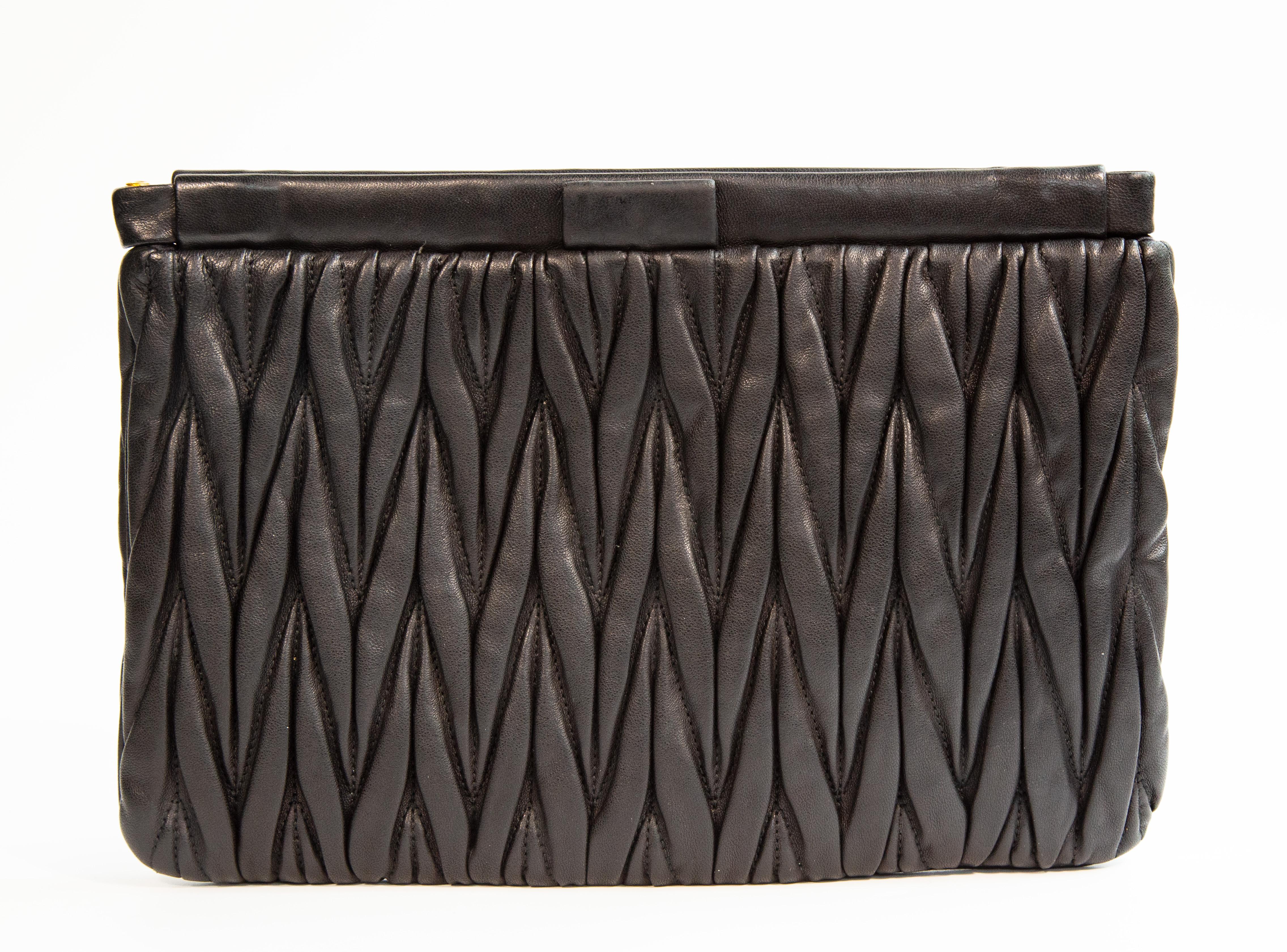Bolso / Clutch 2000s Miu Miu de piel matelassé negra con cierre magnético de bisagra en Excelente estado para la venta en Arnhem, NL