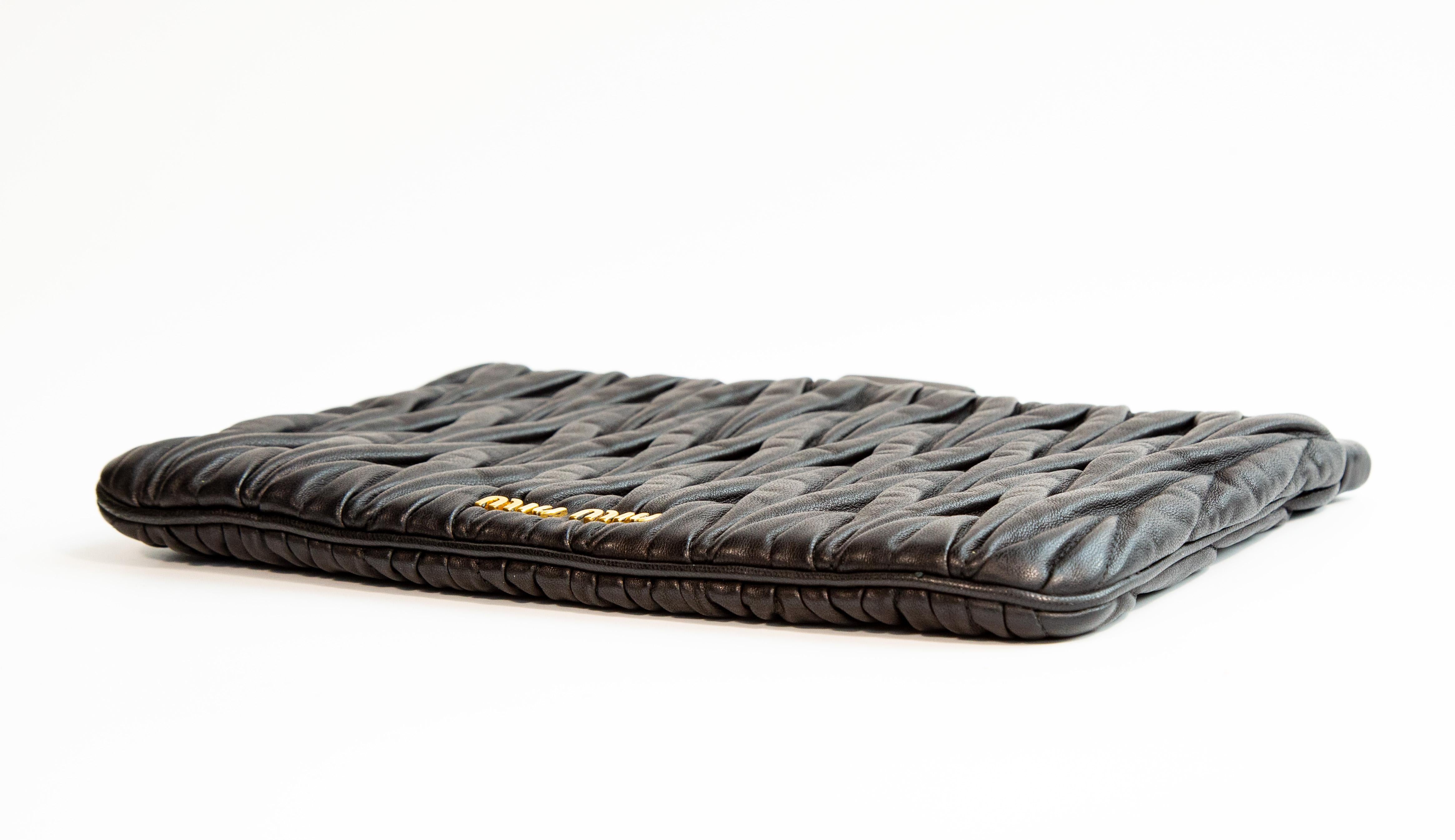 Bolso / Clutch 2000s Miu Miu de piel matelassé negra con cierre magnético de bisagra en venta 1