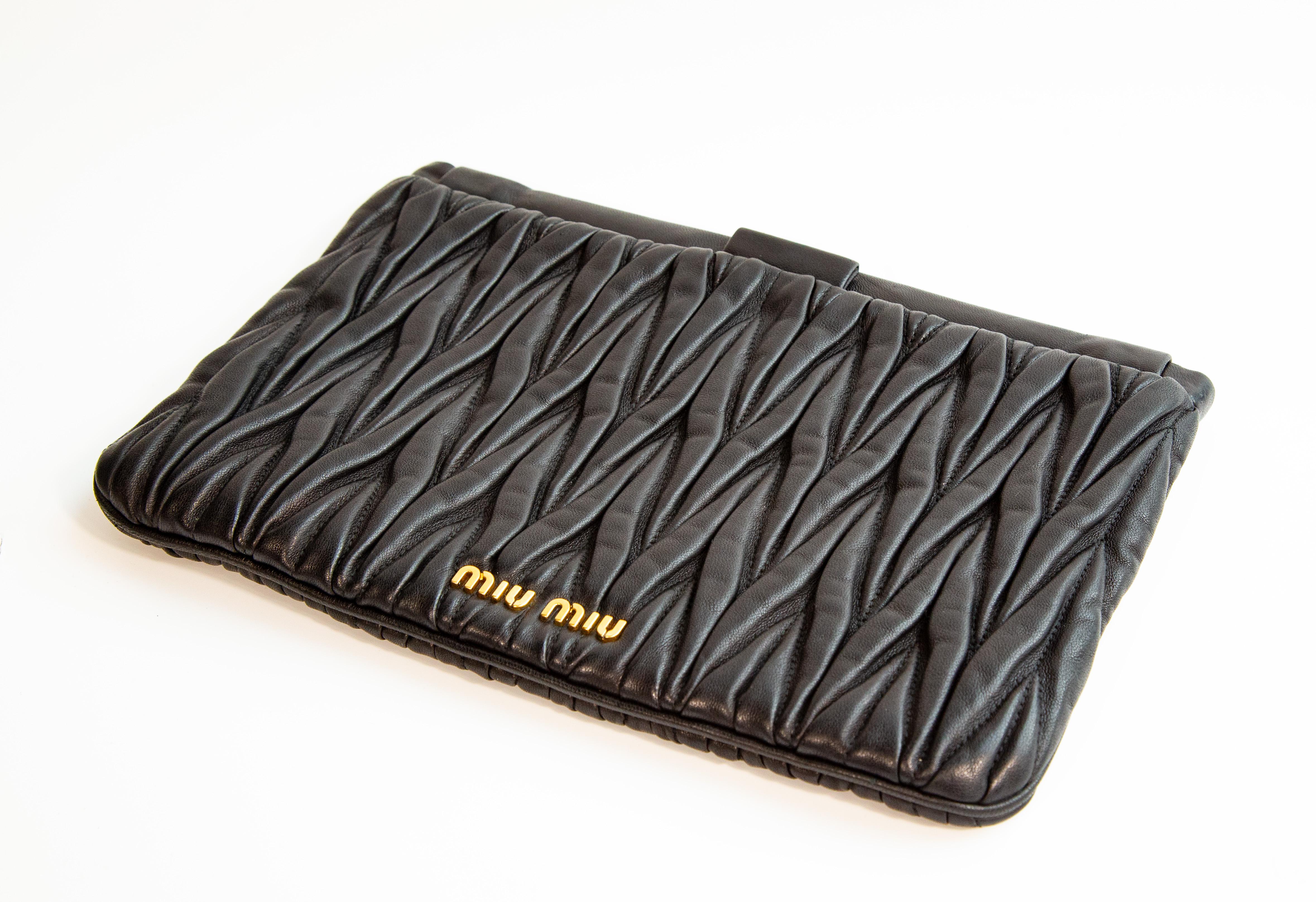 Bolso / Clutch 2000s Miu Miu de piel matelassé negra con cierre magnético de bisagra en venta 2