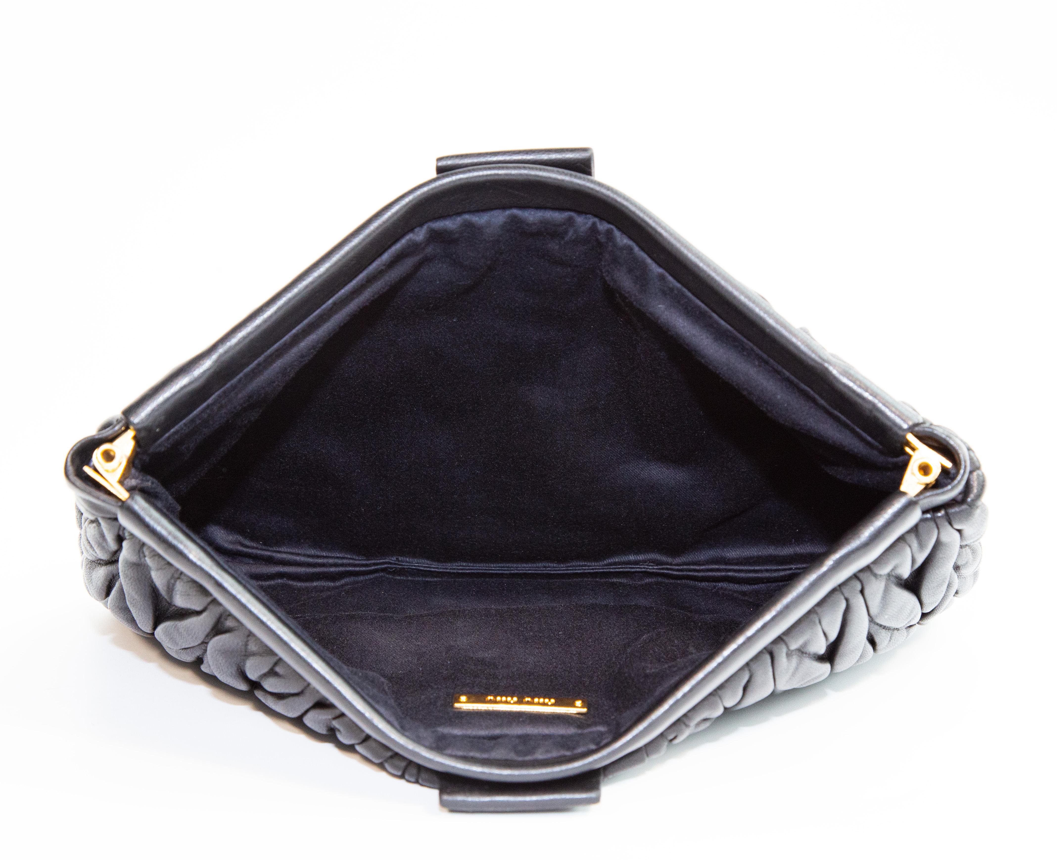 Bolso / Clutch 2000s Miu Miu de piel matelassé negra con cierre magnético de bisagra en venta 3
