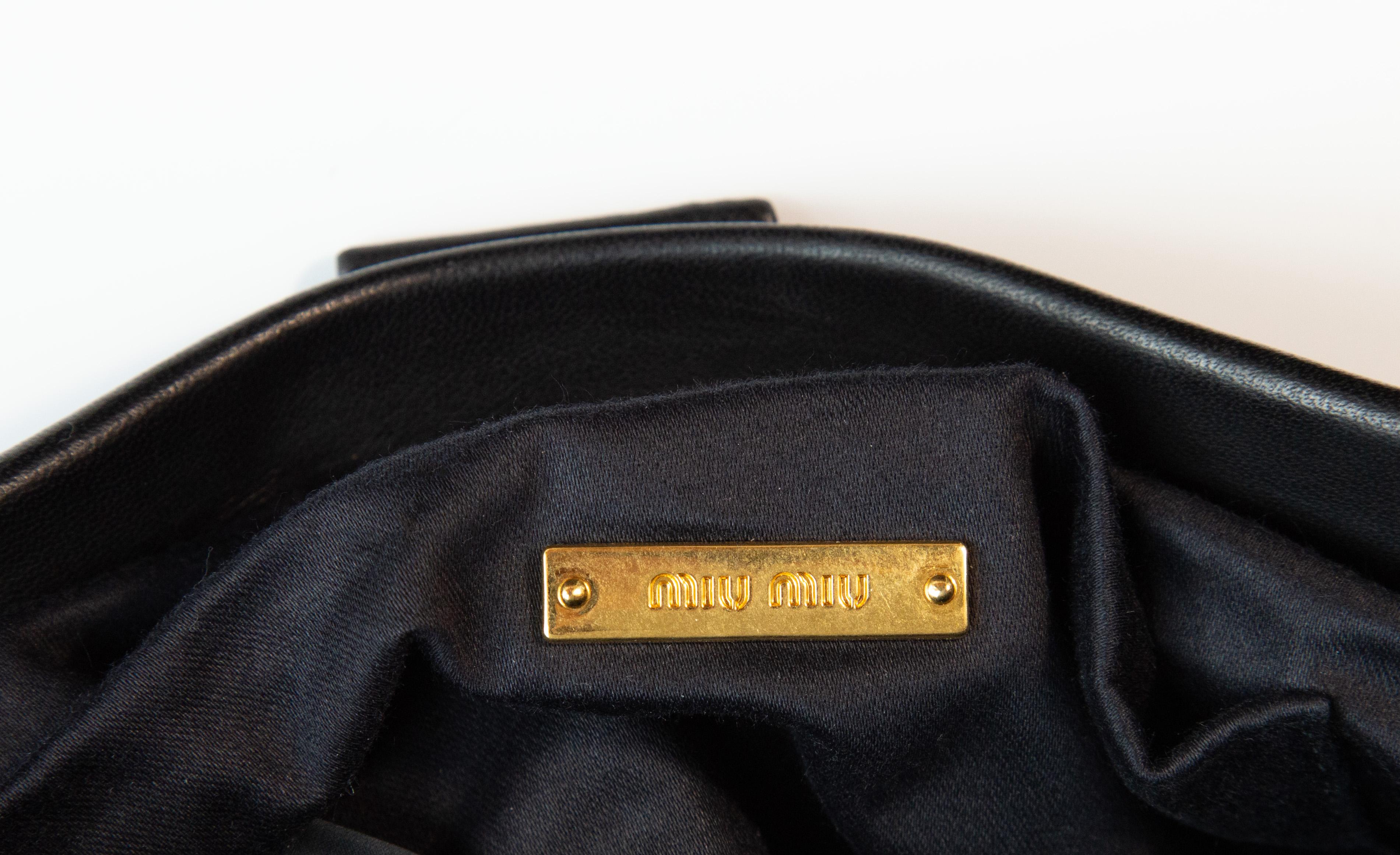 Bolso / Clutch 2000s Miu Miu de piel matelassé negra con cierre magnético de bisagra en venta 4