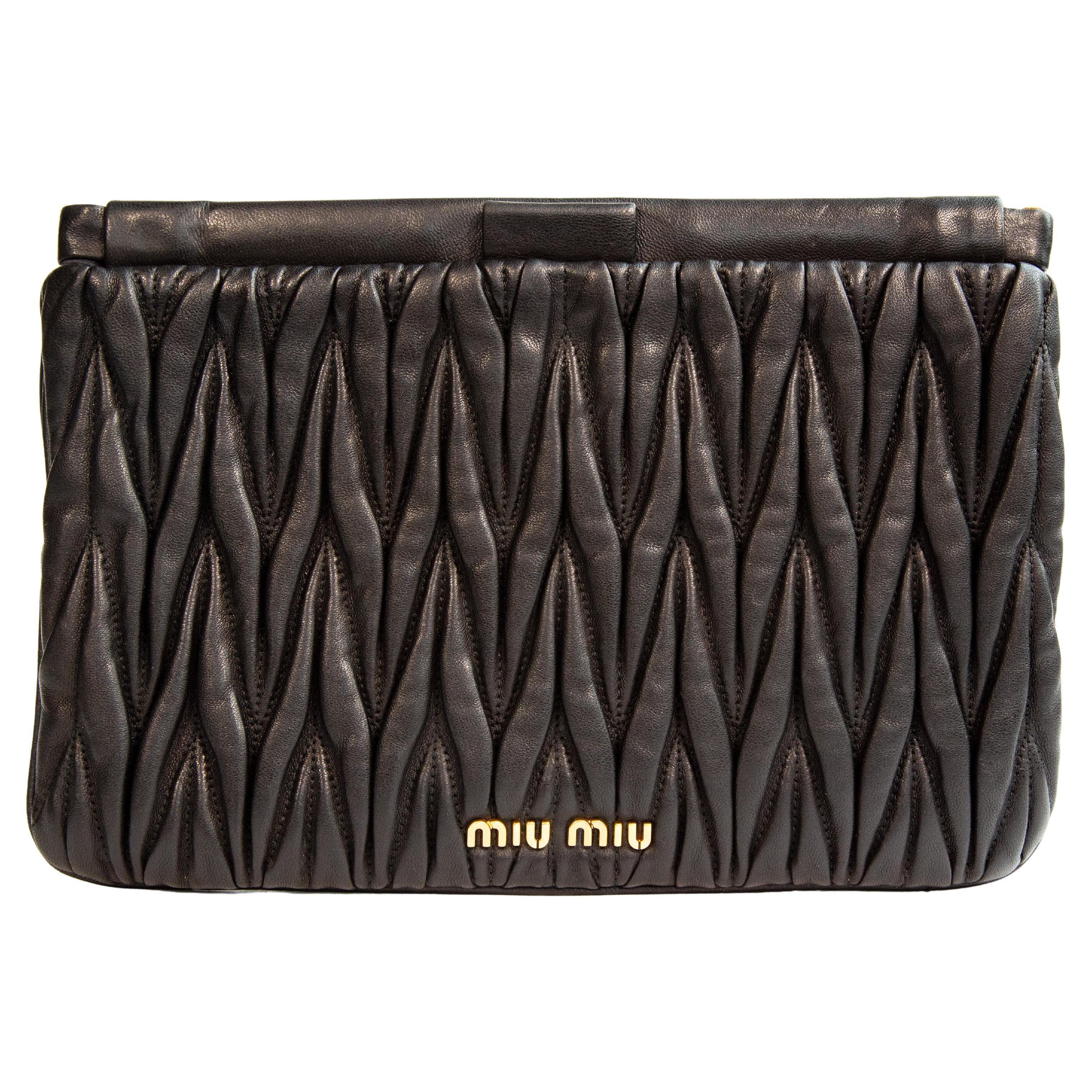 Bolso / Clutch 2000s Miu Miu de piel matelassé negra con cierre magnético de bisagra en venta