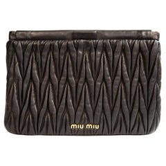 Miu Miu anni 2000: astuccio / frizione in pelle matelassé nera con chiusura a cerniera magnetica