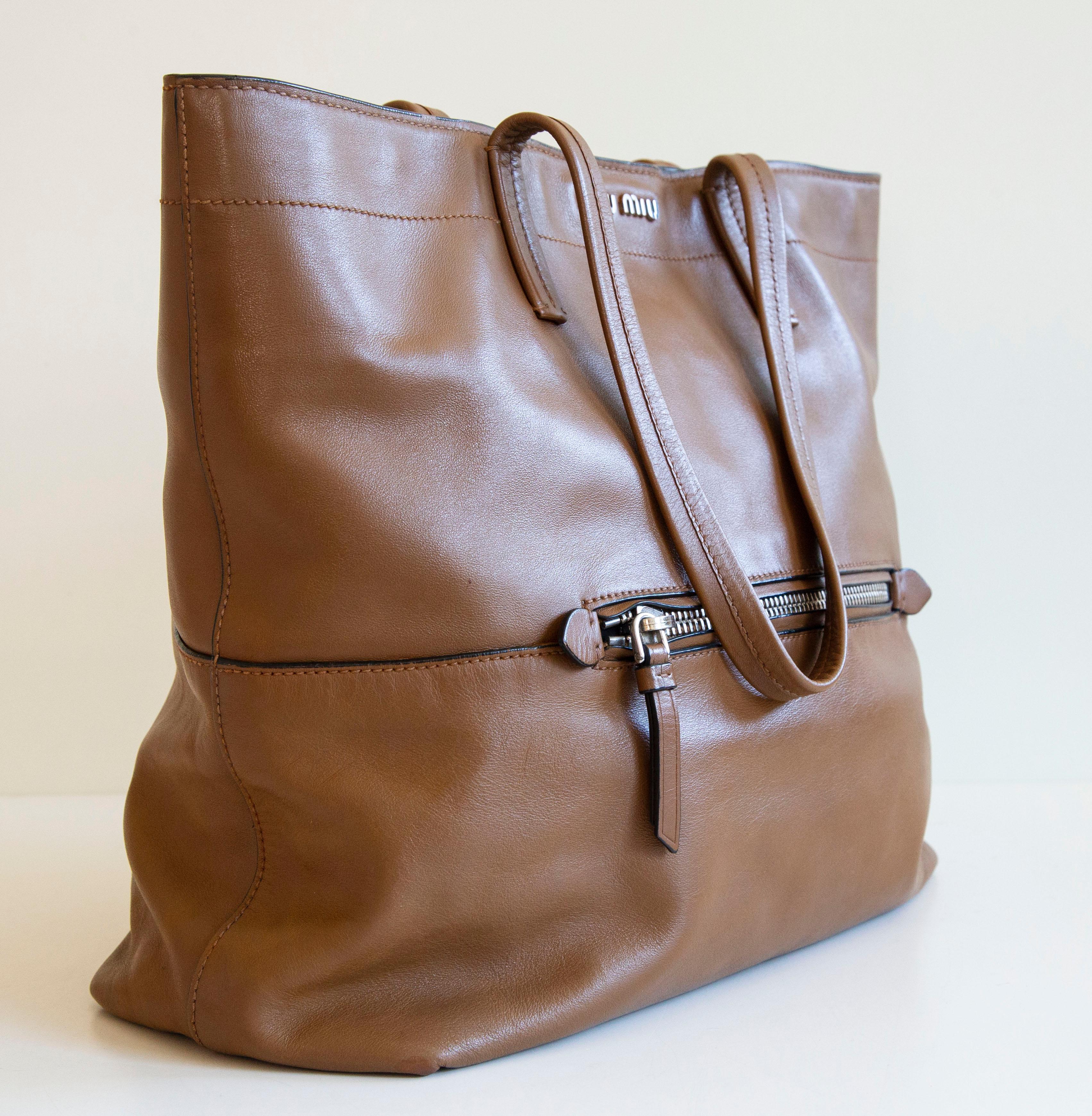 2000s Miu Miu Brown Leather Tote Bag In Good Condition In Arnhem, NL