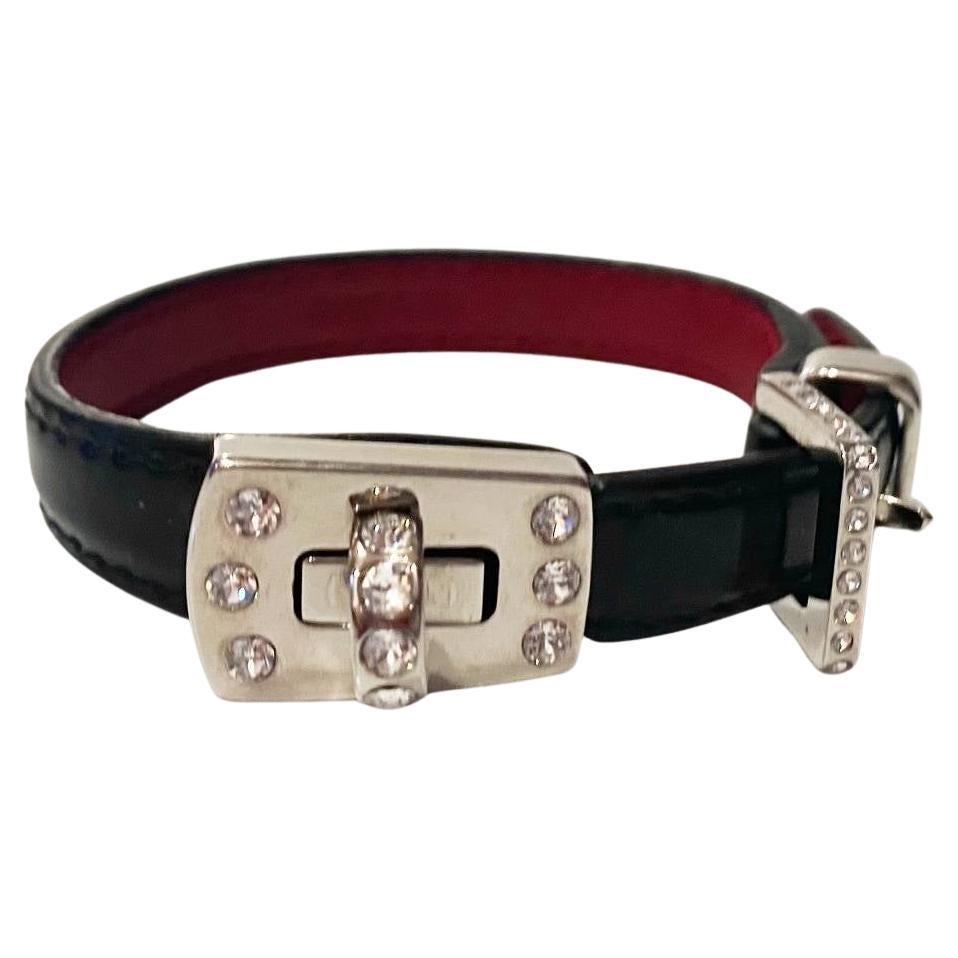 miu miu bracelet en cuir verni noir, détails en cristal sur métal argenté, Made in Ital Cet accessoire intemporel et moderne est fabriqué avec les meilleurs matériaux, assurant un niveau de qualité supérieur.

Condit : Années 2000, très