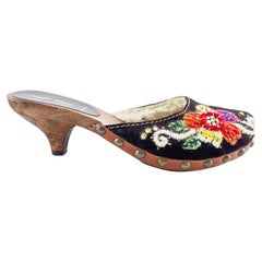 2000s Miu Miu Sabots brodés en bois à petits talons